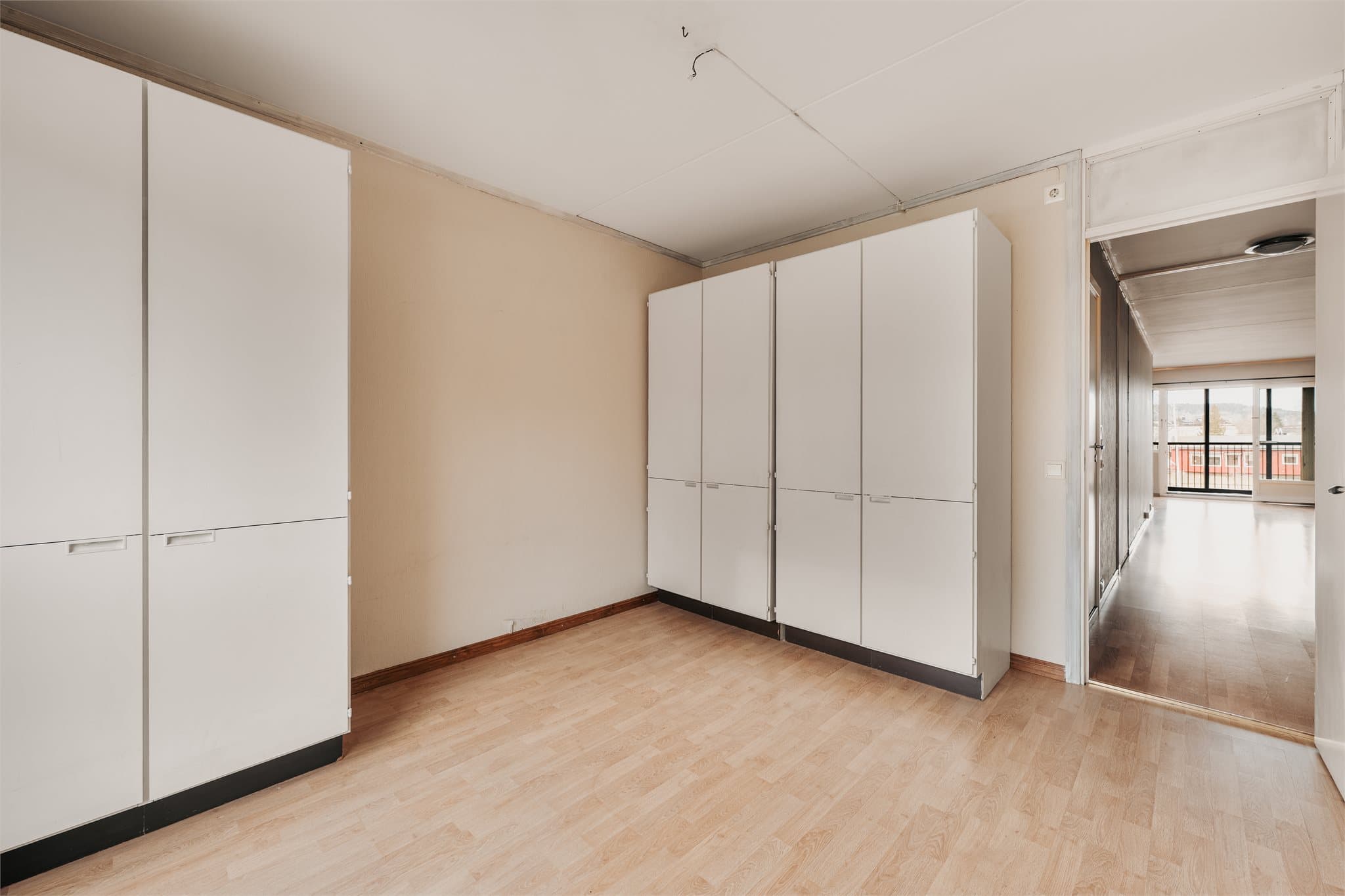 Her er det god plass til dobbeltseng, nattbord og garderobeskap.