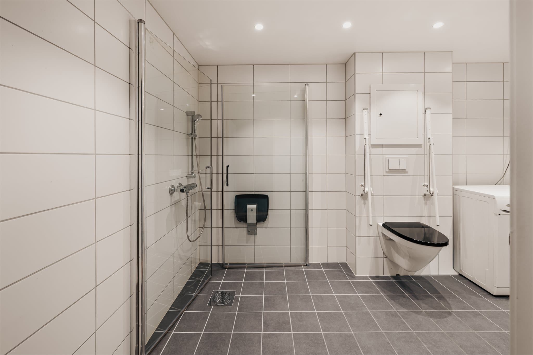 Innredningen består av servant, klosett, dusj på gulv, utslagsvask av stål og opplegg for vaskemaskin/tørketrommel.