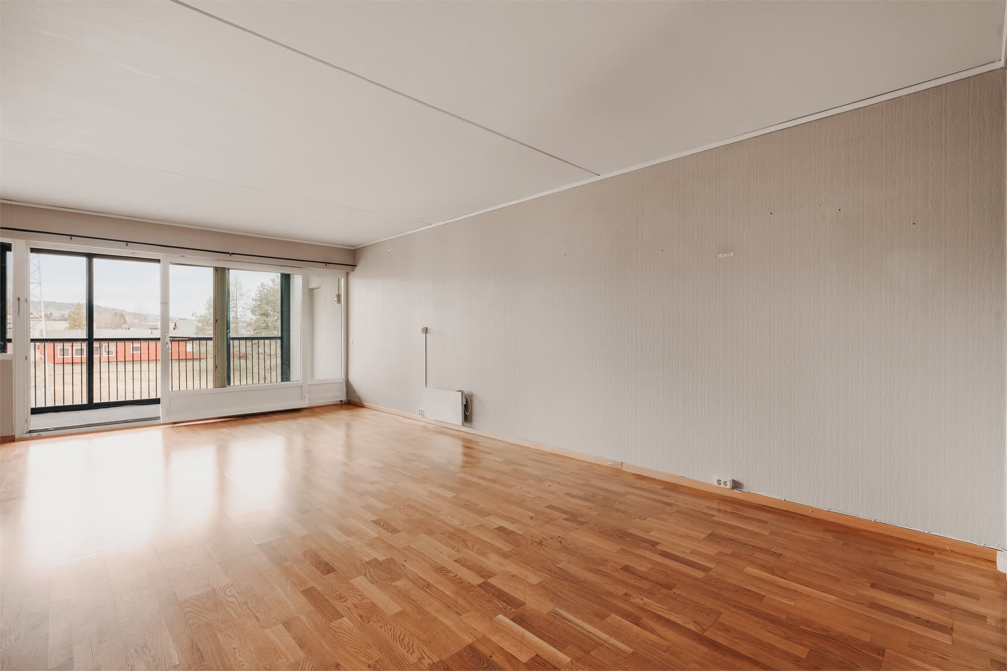 Lys og luftig stue med gode møbleringsmuligheter. Fra stuen kan man trekke ut på balkongen.