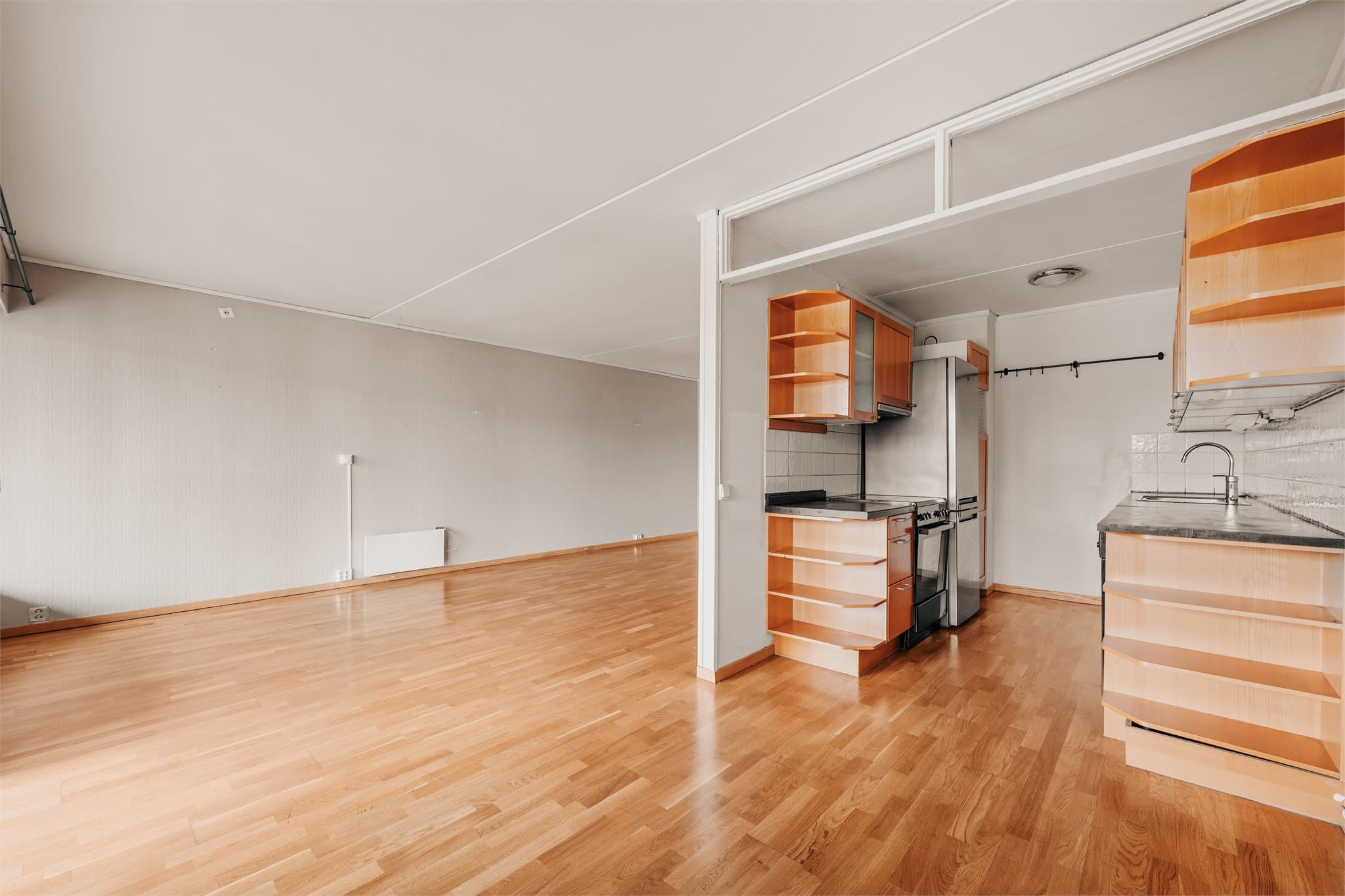 Stuen har god plass til å møblere i flere soner med både sofagruppe og spisebord.