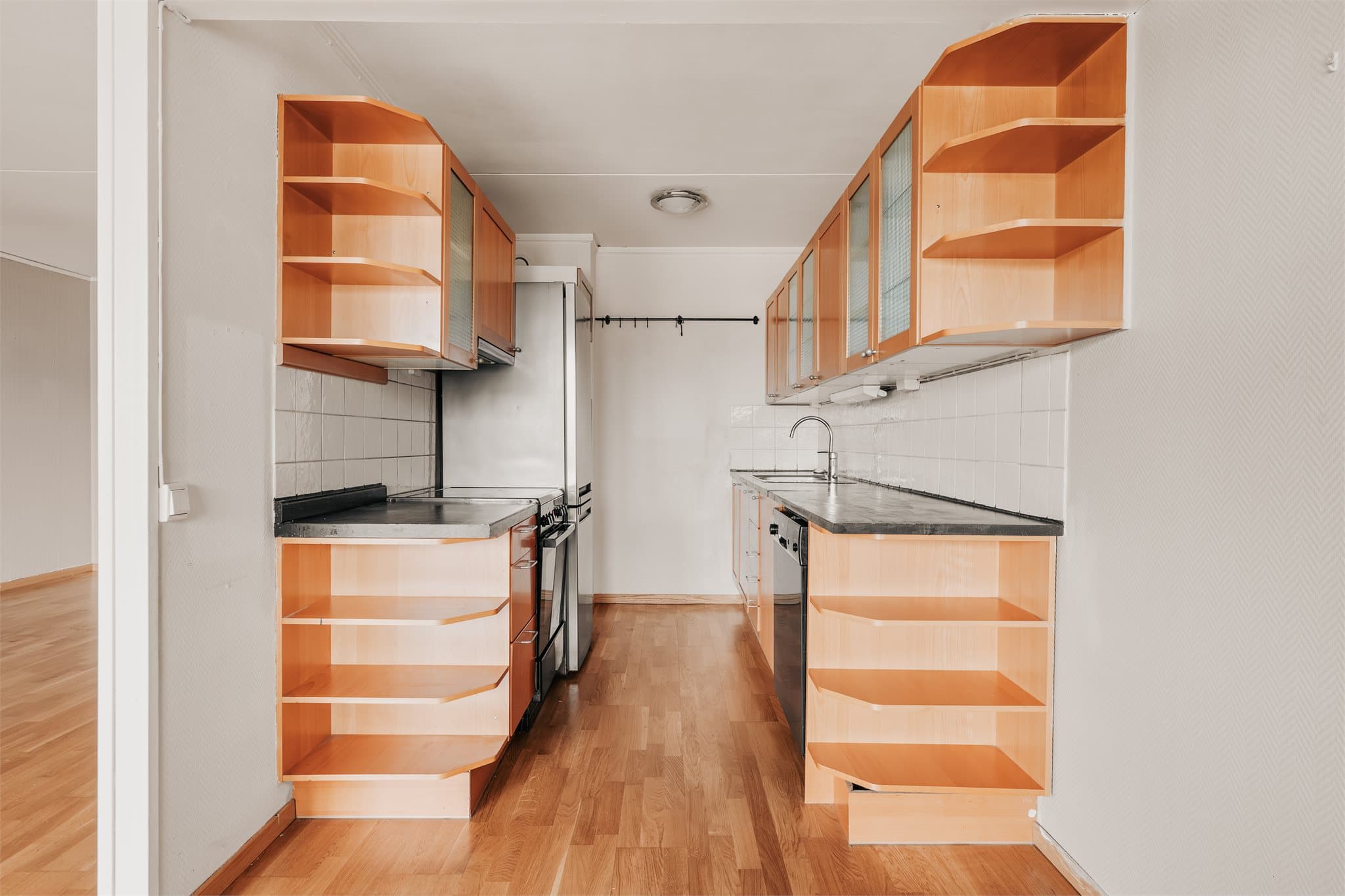 Kjøkkenet har godt med skap- og benkeplass.