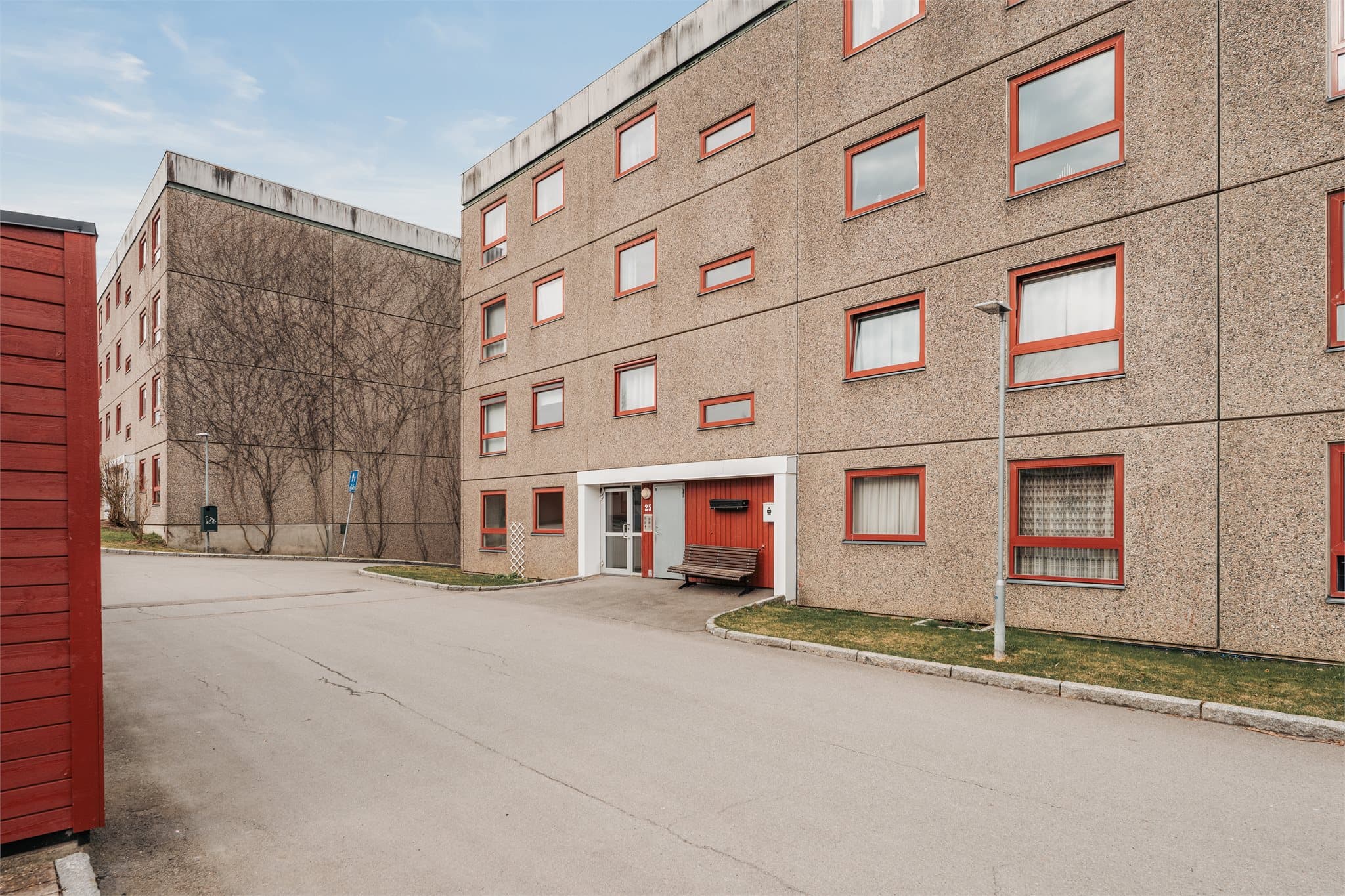 Leiligheten har en sentral beliggenhet på Skjetten, hvor du bor i nærhet til alt av fasiliteter og servicetilbud.