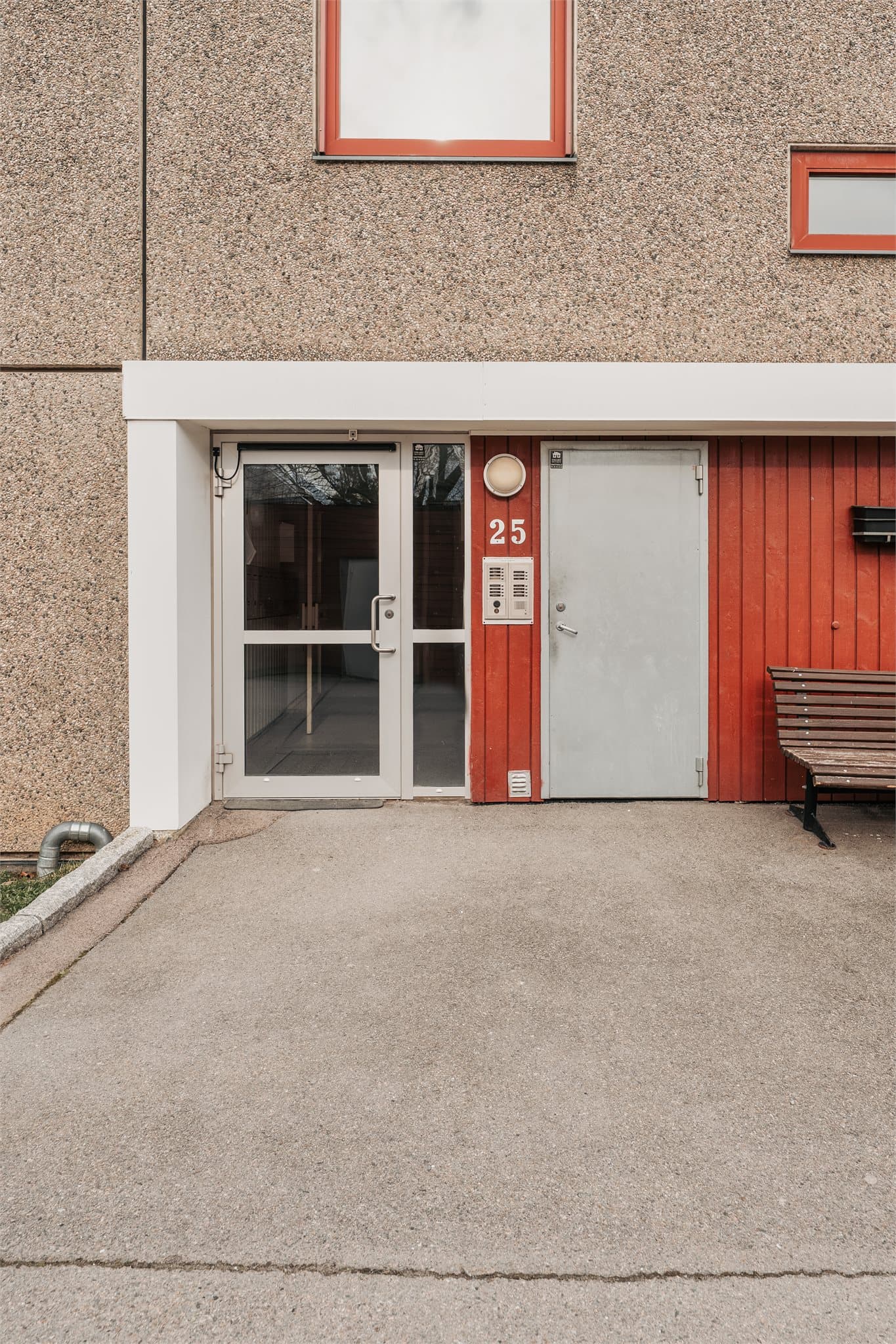 Leiligheten ligger i 1.etg og har trappefri adkomst.