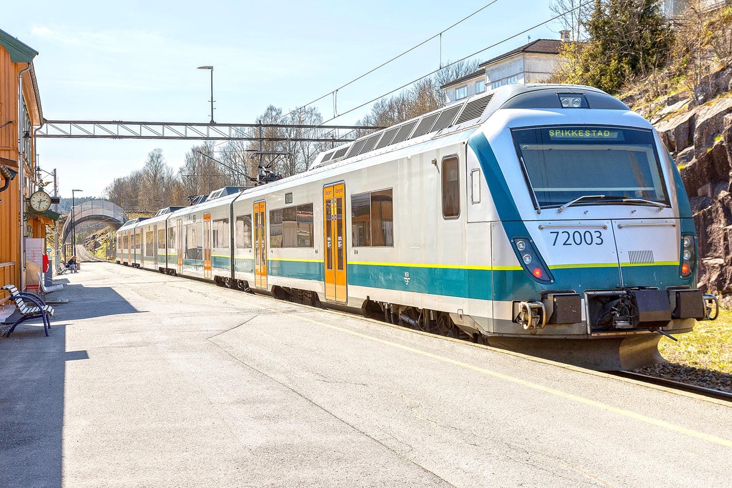 Fra Røyken stasjon er det togforbindelser mot blant annet Asker og Oslo.