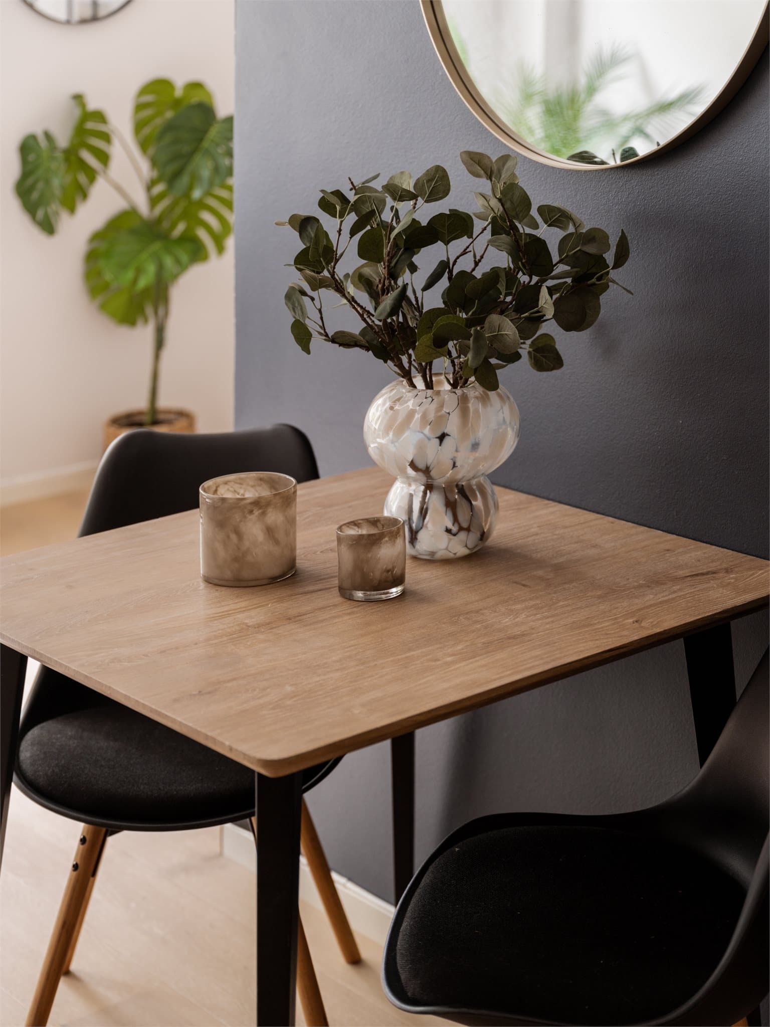 Det er plass til et mindre spisebord mellom kjøkken og stue.