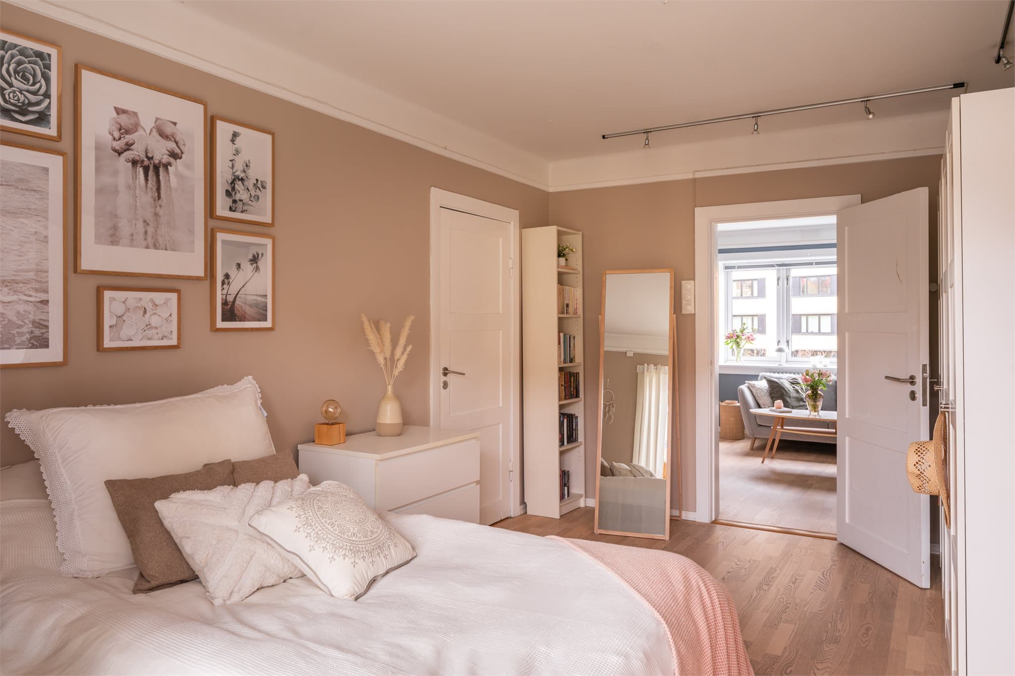 Her er det svært god plass til dobbeltseng, nattbord, kommode og en stor garderobe.