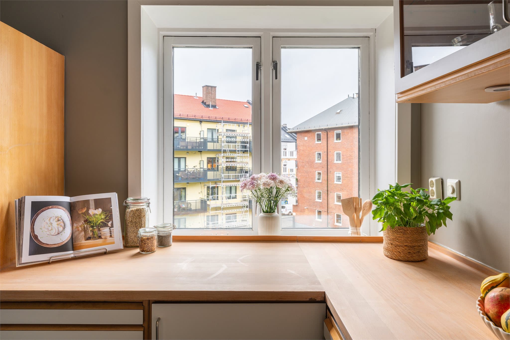Gode arbeidsflater og godt lysinnslipp.