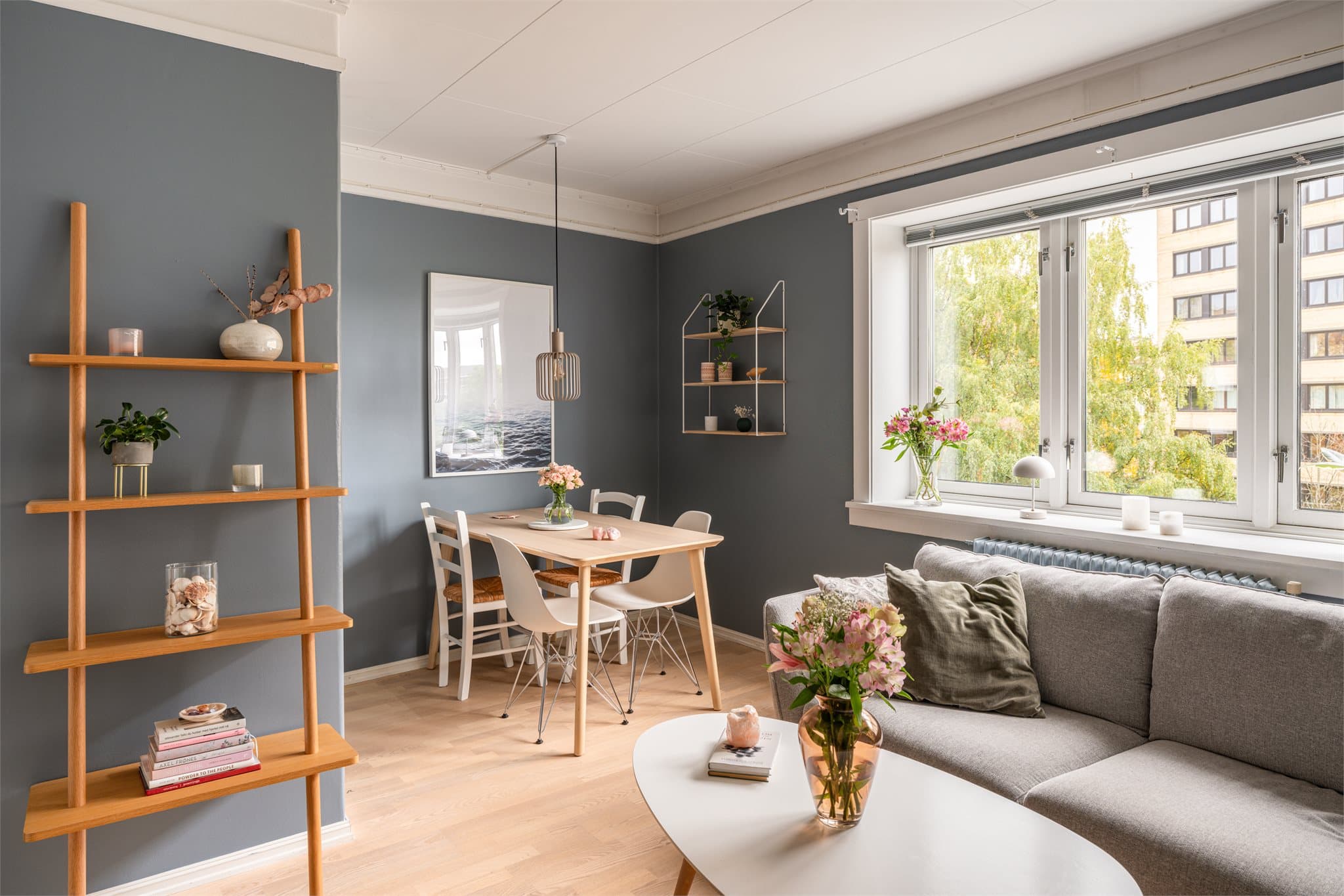 Med en takhøyde på ca. 2,53 meter og god gulvplass er det enkelt å innrede med både en romslig sofagruppe og spisebord.