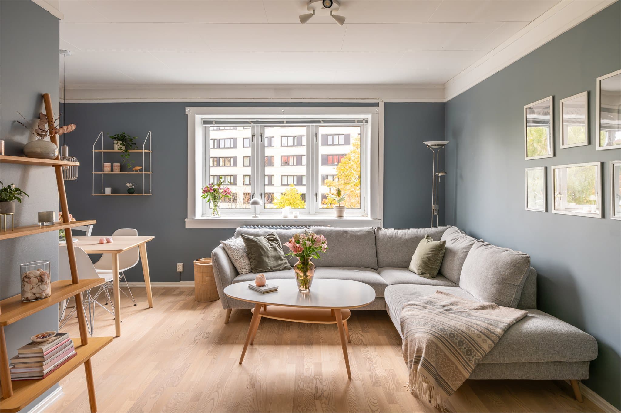 Lys, gjennomgående og innbydende 2-roms leilighet med attraktiv og sentral beliggenhet på Øvre Grünerløkka.