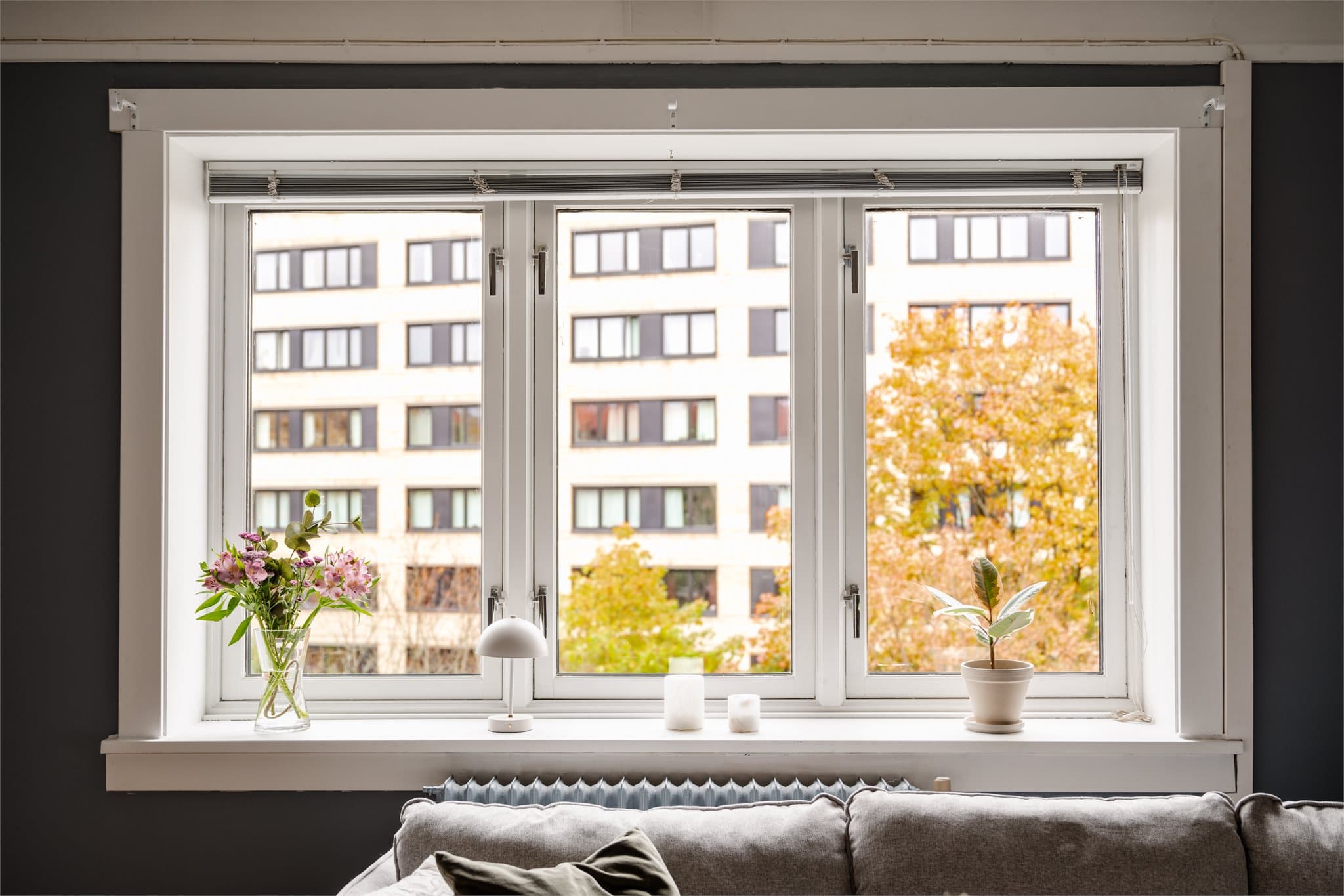 Leiligheten har utrolig gode lysforhold, og selger opplyser at morgensolen og formiddagssolen strømmer inn gjennom stuevinduene.