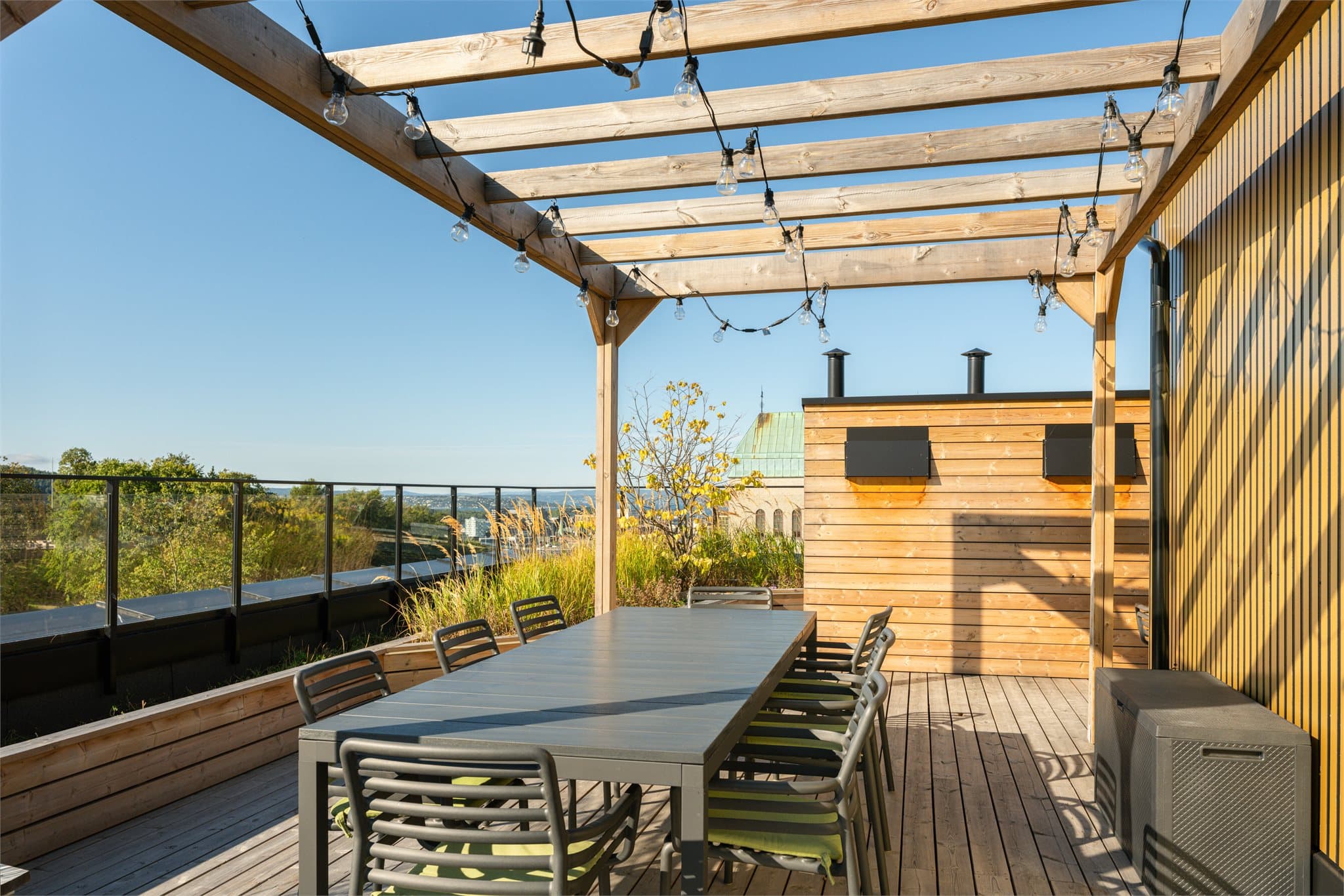 Takterrassene er innredet med blant annet pergola, utemøbler og felles utekjøkken.