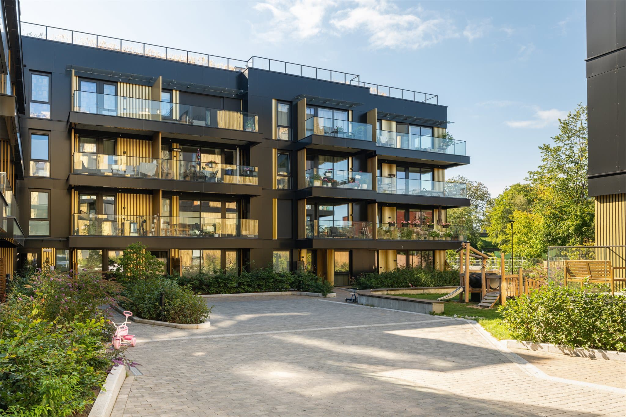 Pent opparbeidede og bilfrie fellesarealer med lekeplass og grøntområder.