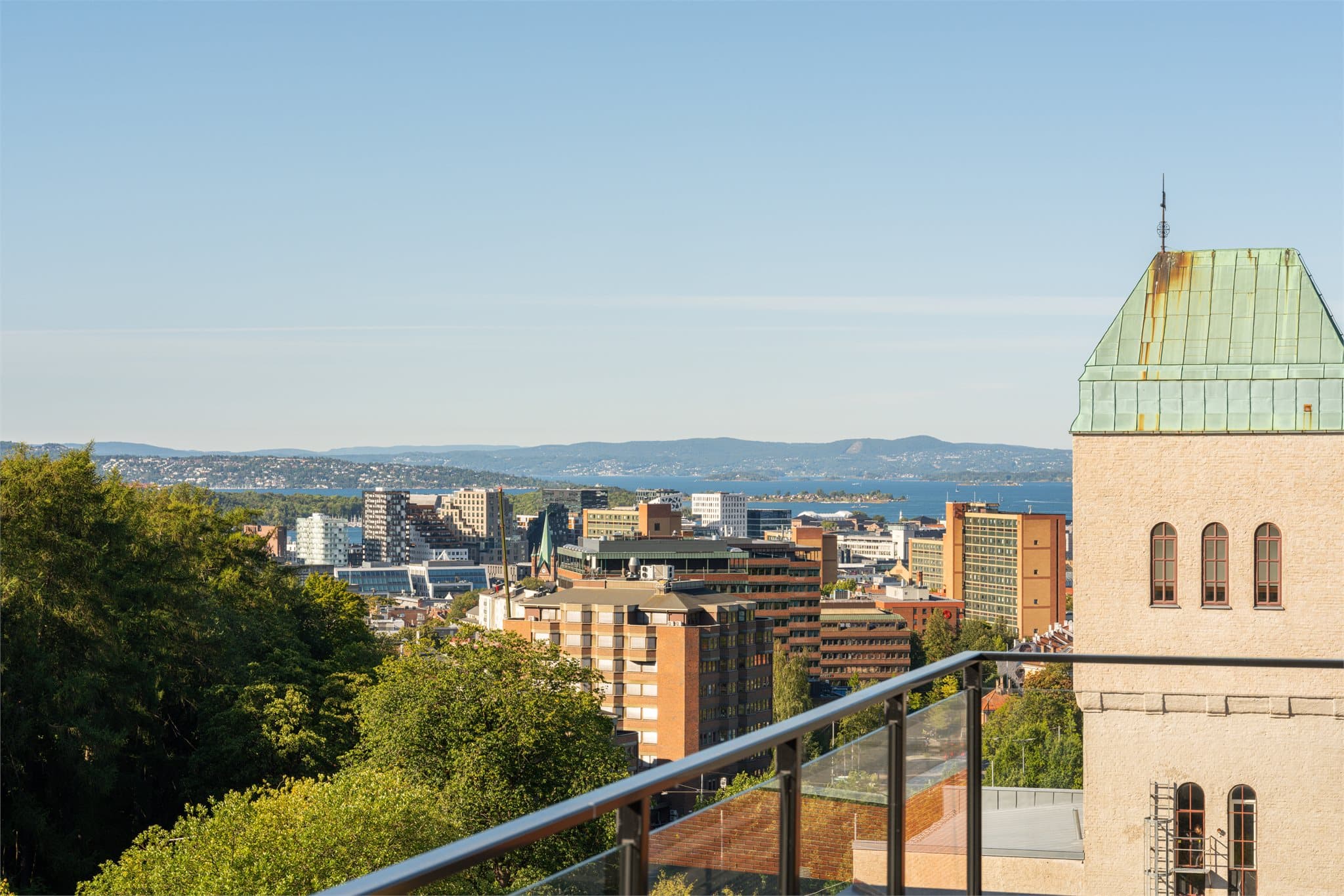 Fra takterrassene kan du nyte utsikten over byen og fjorden.