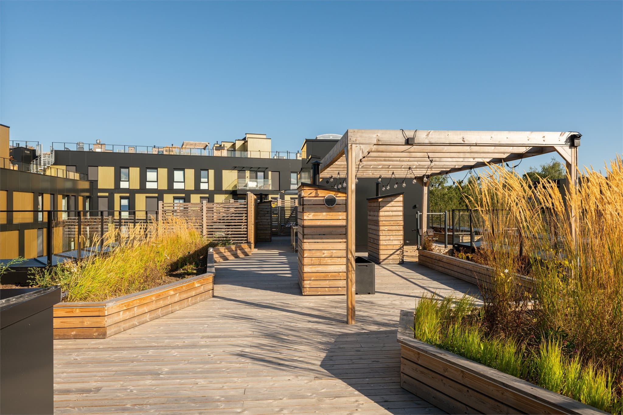 Borettslaget har to flotte, felles takterrasser som er tilgjengelige for alle beboere. Det er mulig å kjøpe en privat takterrasse på Tøyentaket (B9). Kontakt megler for nærmere informasjon.