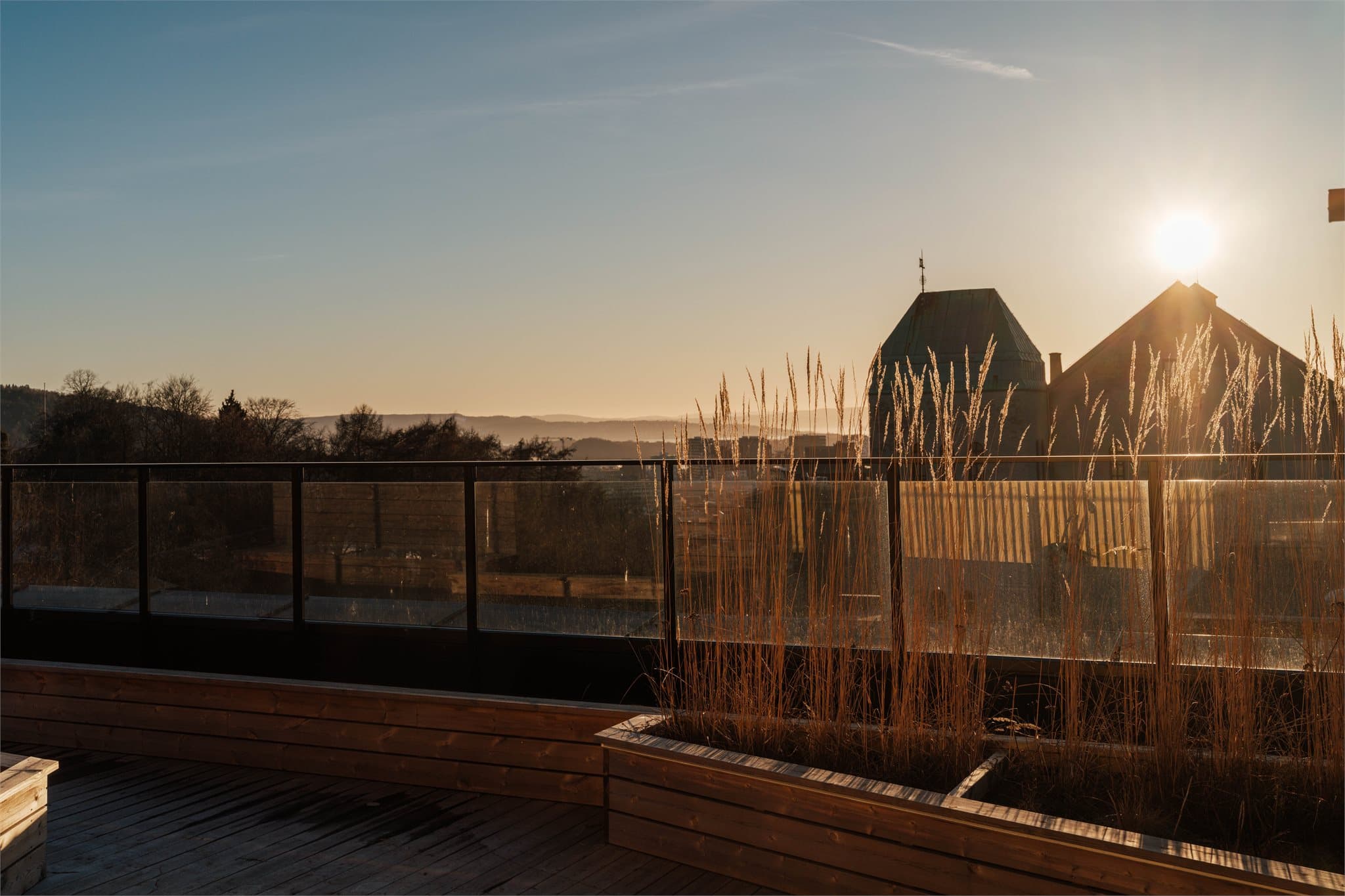 Beliggenheten på høyden over Tøyen gir en tilbaketrukket følelse og flott utsyn.
