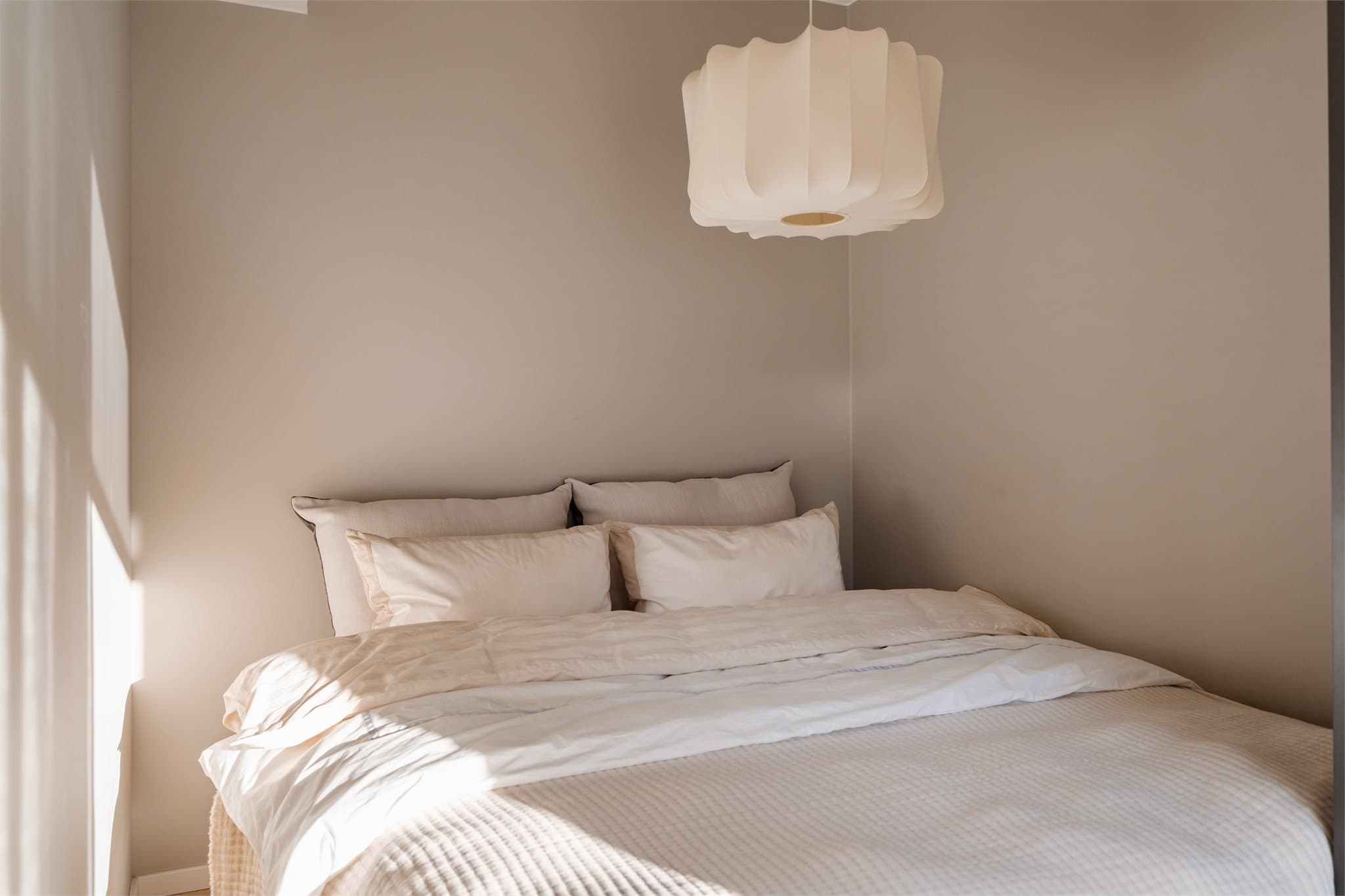 Vannbåren gulvvarme i hele leiligheten sørger for en jevn og behagelig temperatur.