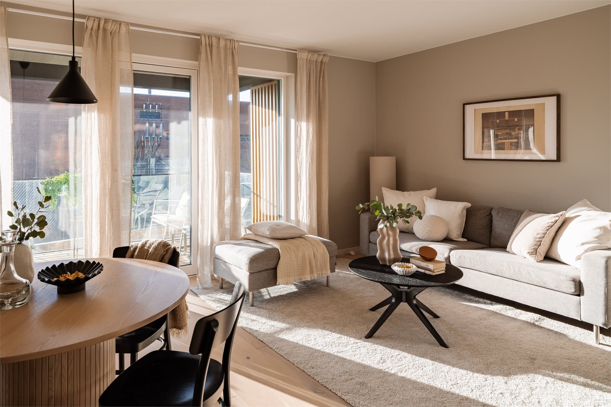 Leiligheten har en moderne og arealeffektiv planløsning med en lys og sosial oppholdsdel, der stue og kjøkken er samlet i en åpen løsning.