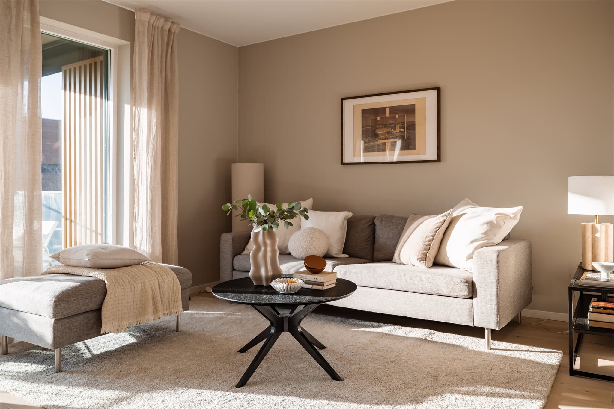 Store vindusflater som nesten går fra gulv til tak slipper inn rikelig med naturlig lys.