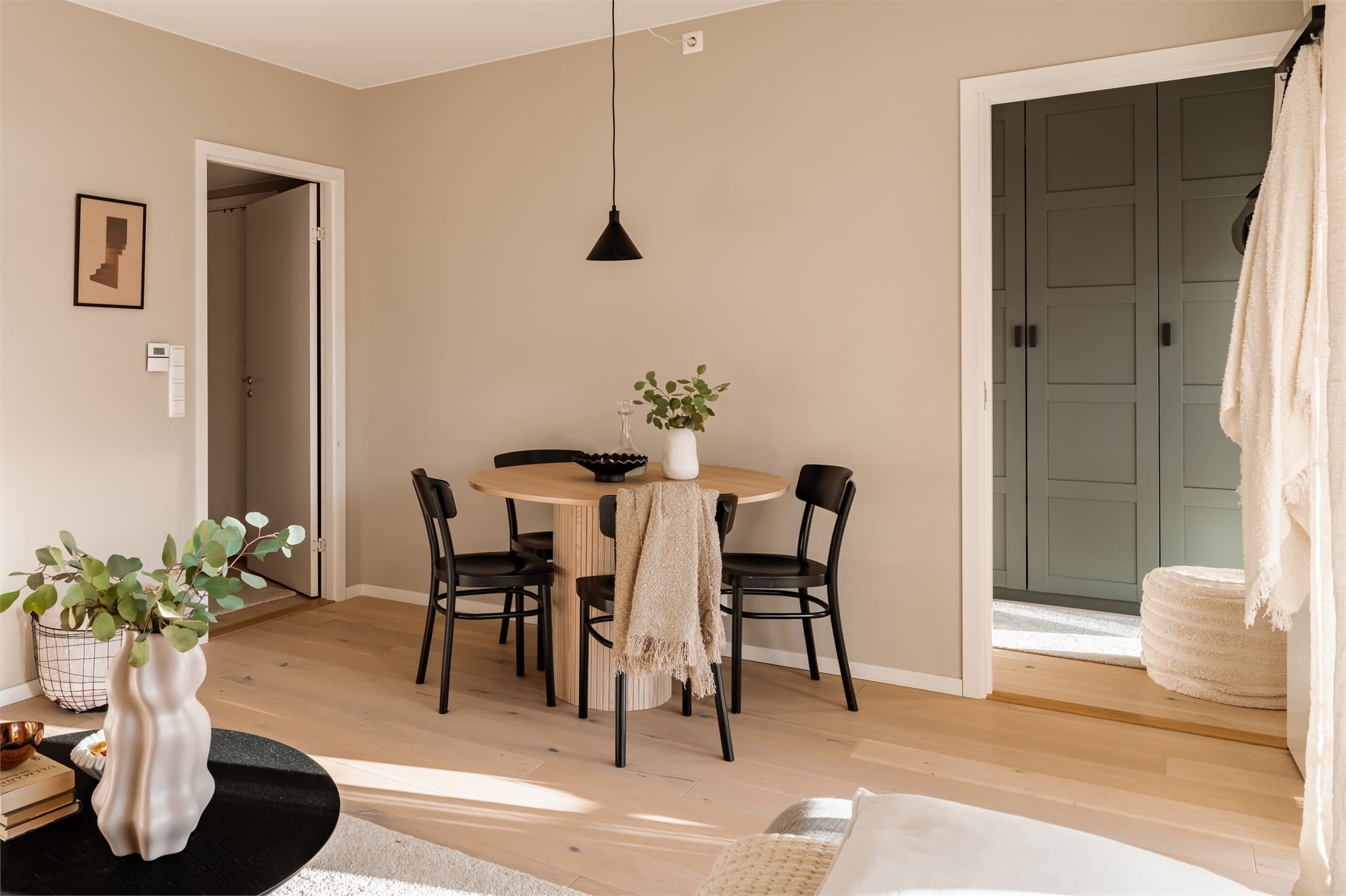 Gjennomgående parkett på gulv i alle oppholdsrom gir et helhetlig inntrykk.