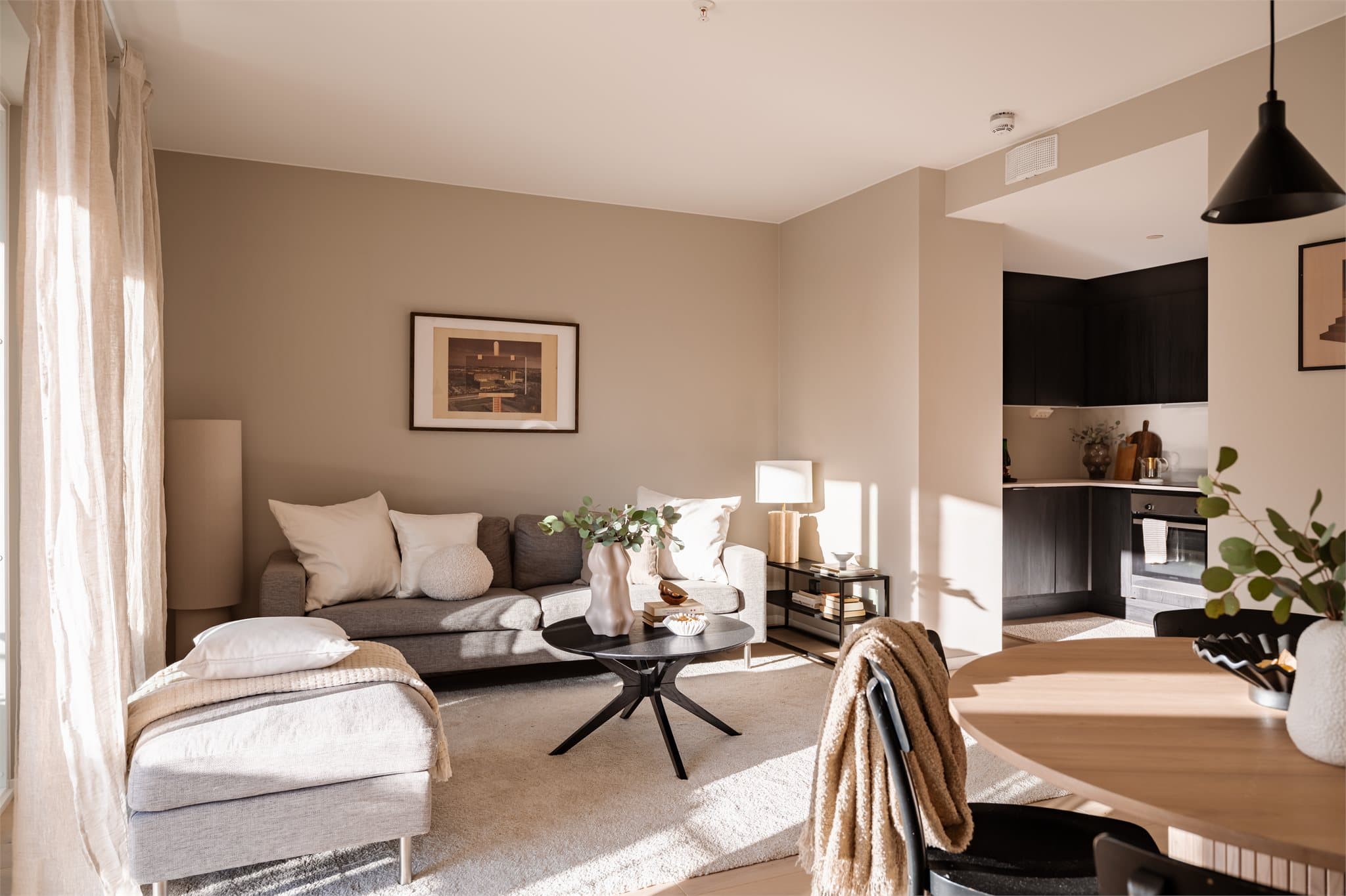 Takhøyden på ca. 2,54 meter gir en luftig atmosfære i oppholdsrommet.