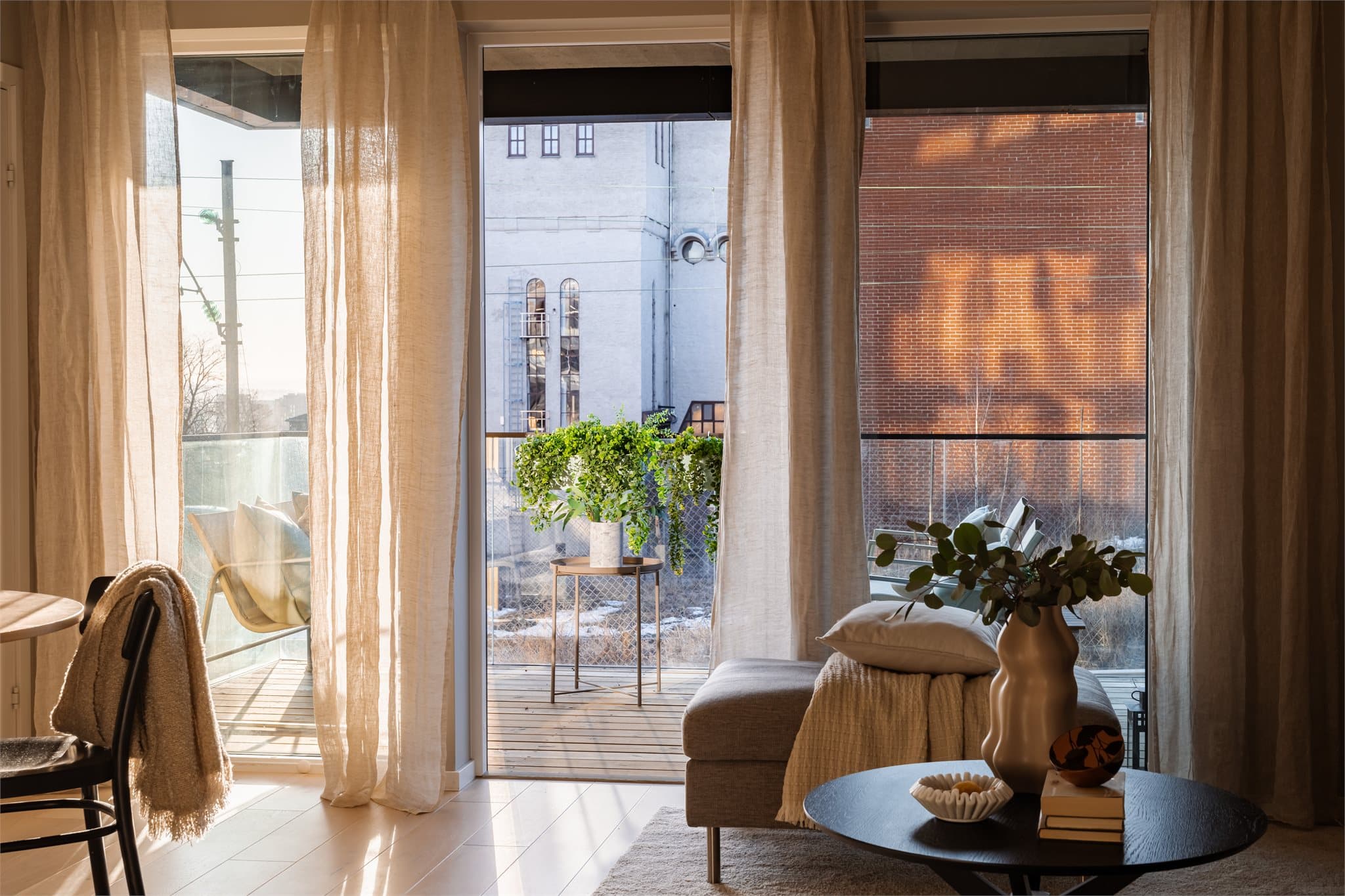 Fra stuen er det direkte utgang til balkongen, som blir en naturlig forlengelse av rommet.