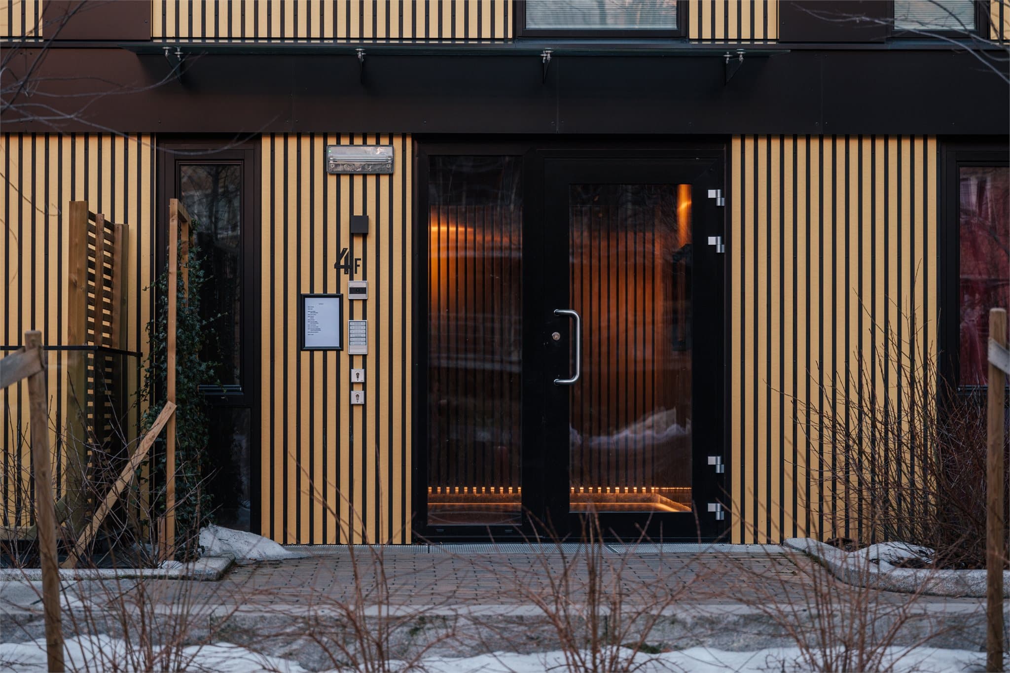 Bygget er fra 2023, og leiligheten har reklamasjonsrett frem til 2028.