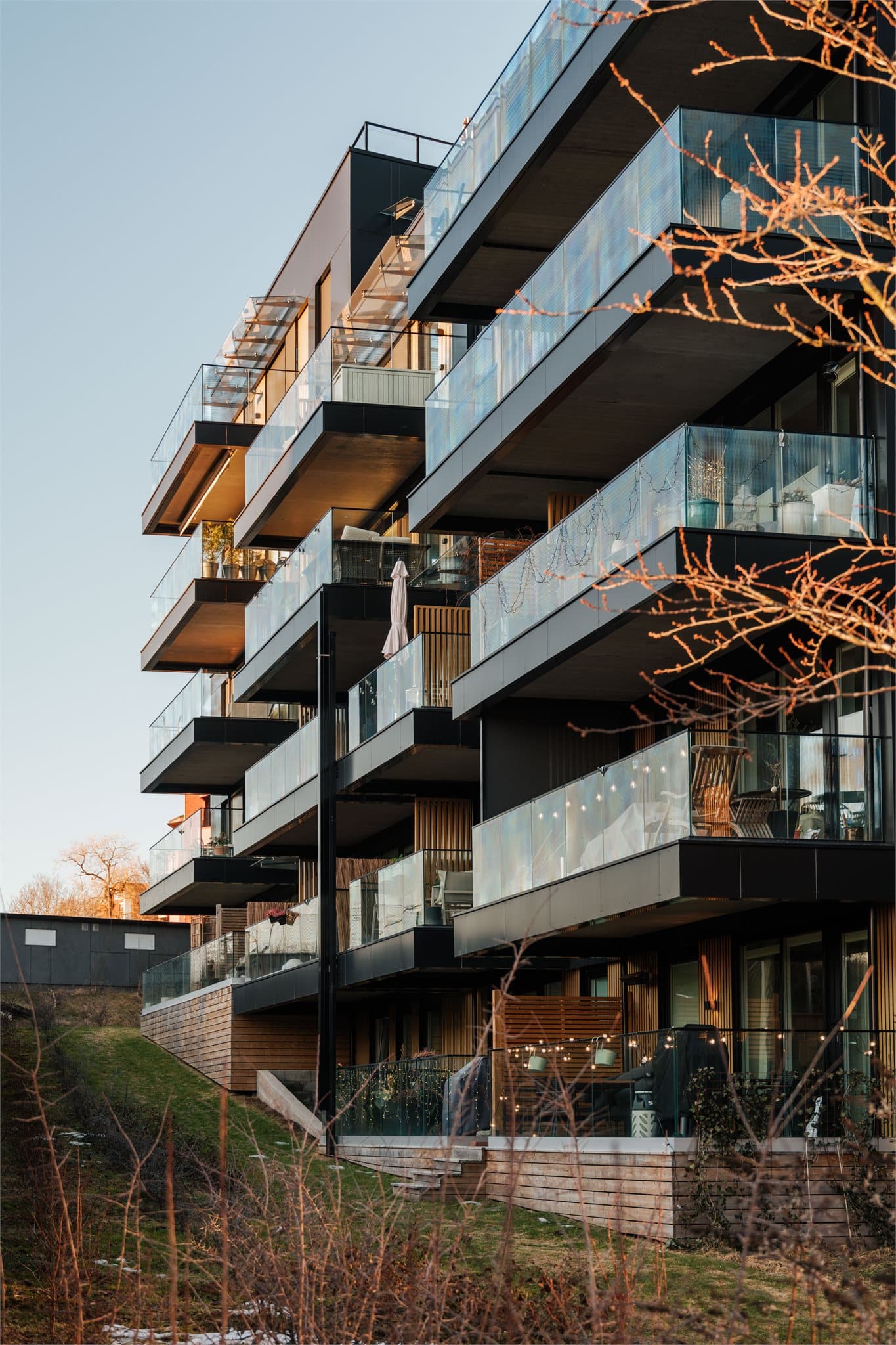 Eiendommen har en moderne arkitektur og er en del av den nye Ensjøbyen.