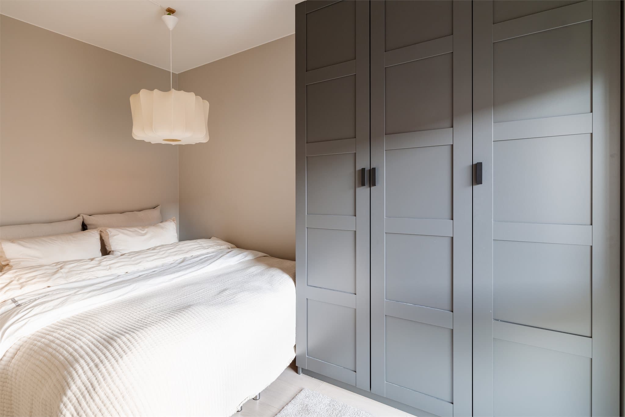 Soverommet er av god størrelse med plass til dobbeltseng og garderobeløsning.