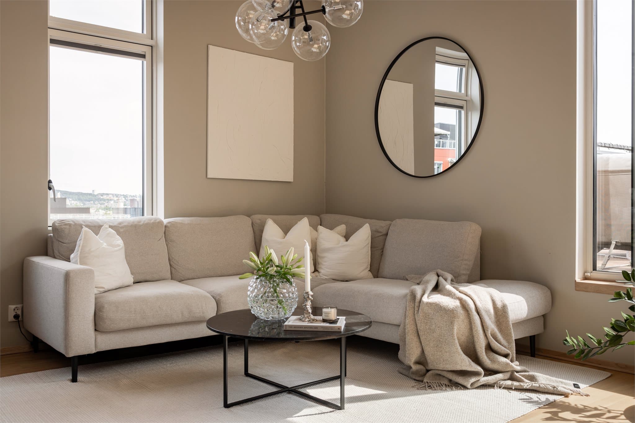 Gjennomtenkt farge- og materialvalg er gjennomgående for leiligheten.