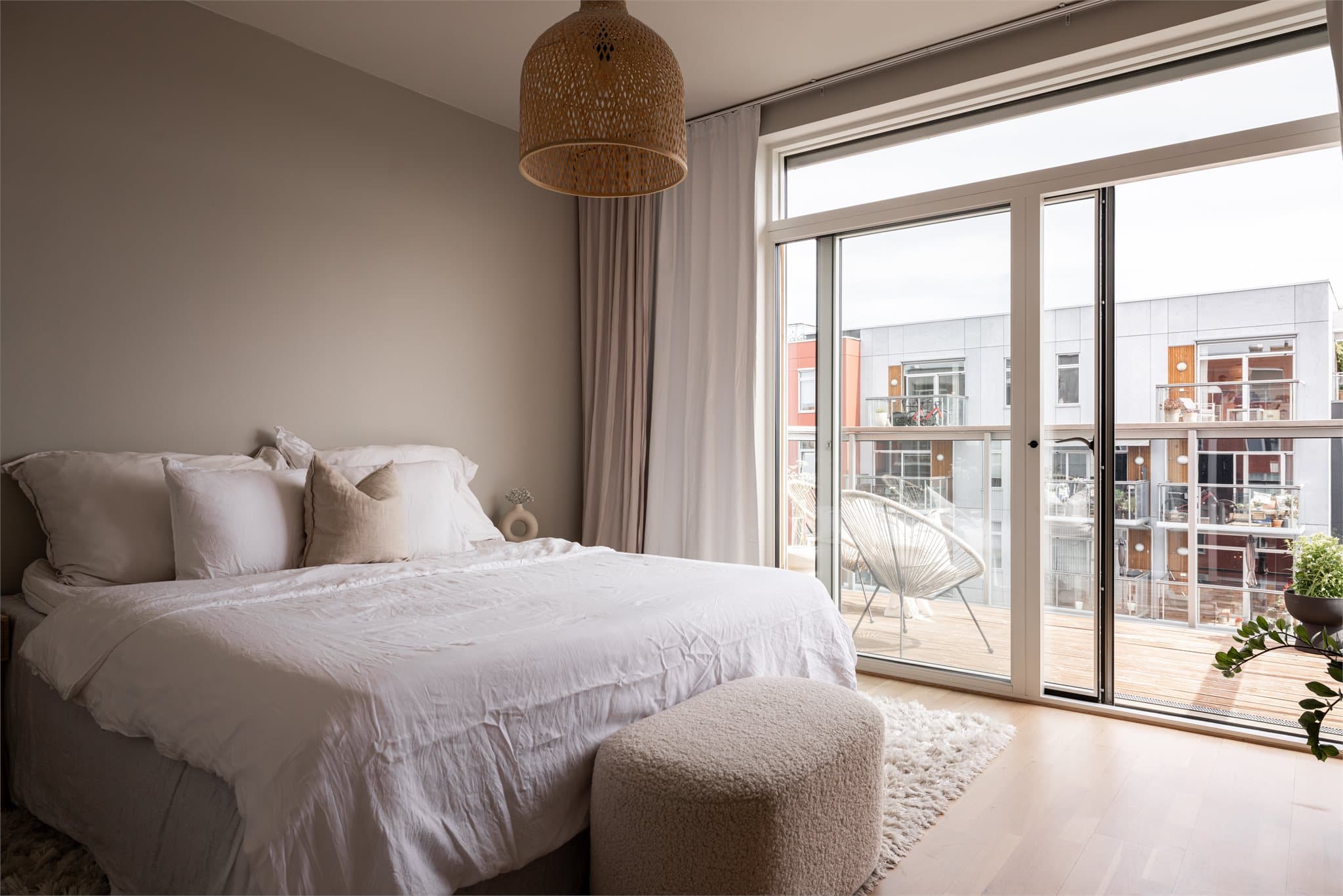 Hovedsoverom med egen balkong for litt ekstra luksus i hverdagen.