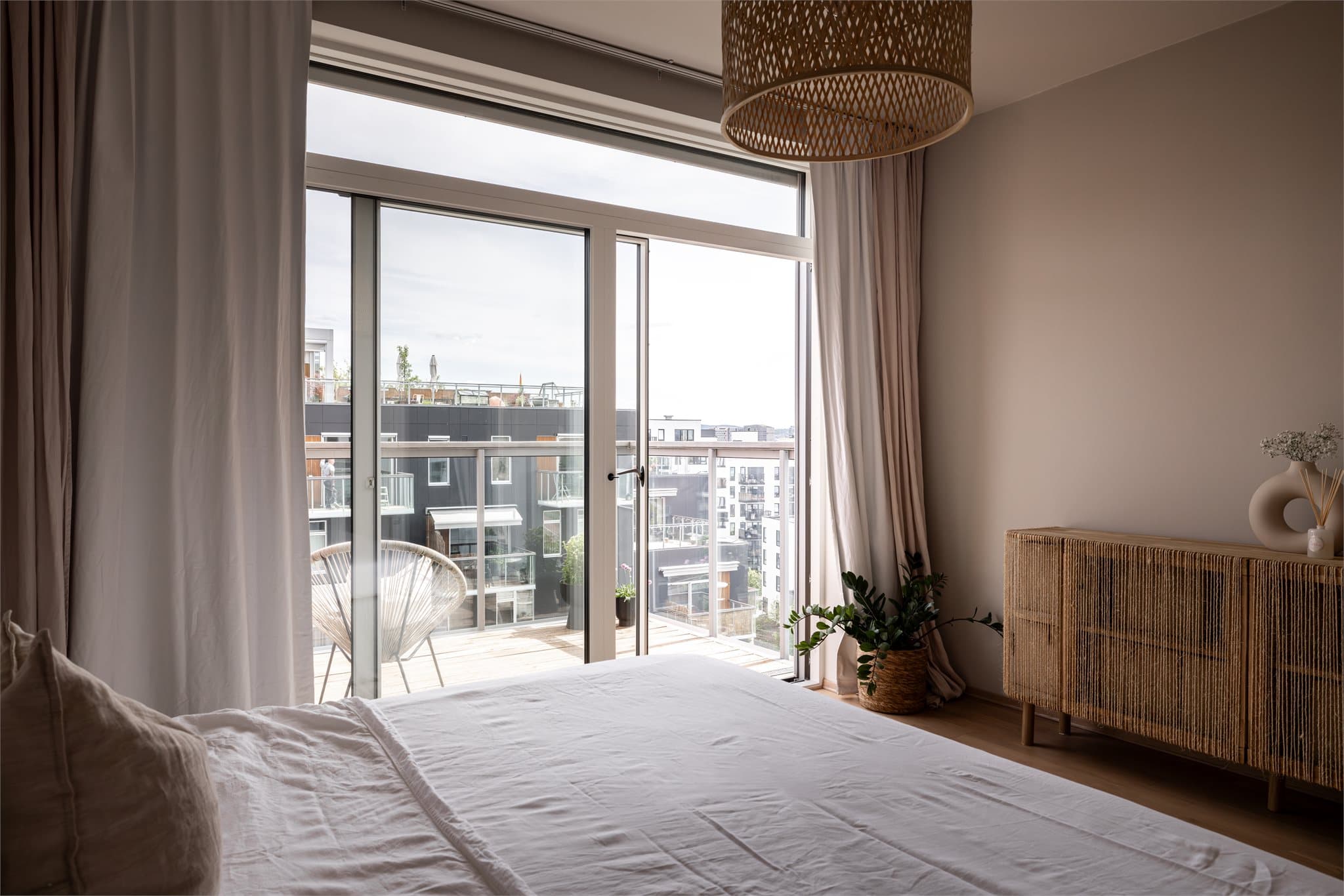 Delikat og romslig hovedsoverom.