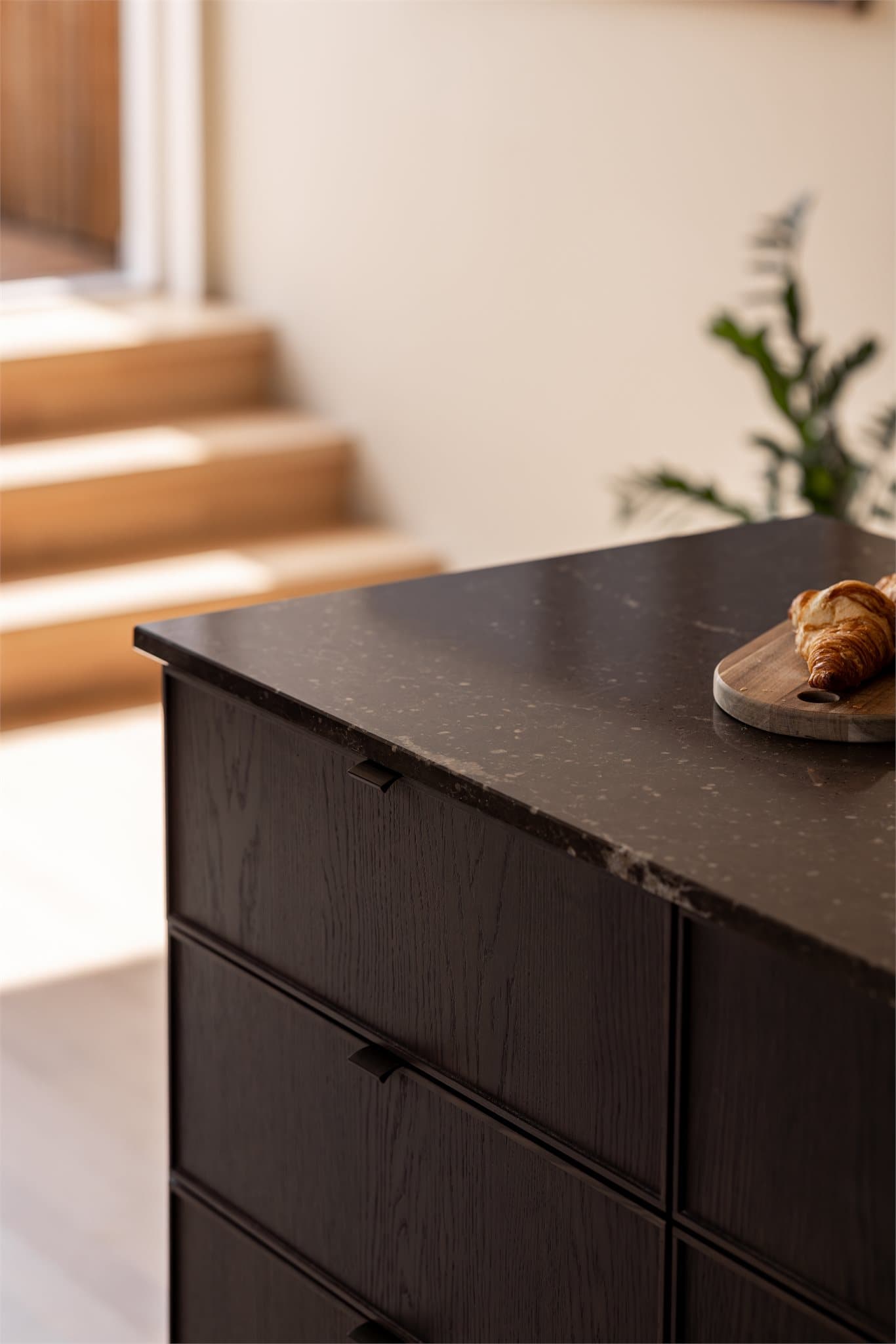 Benkeplaten er av slitesterk stein.