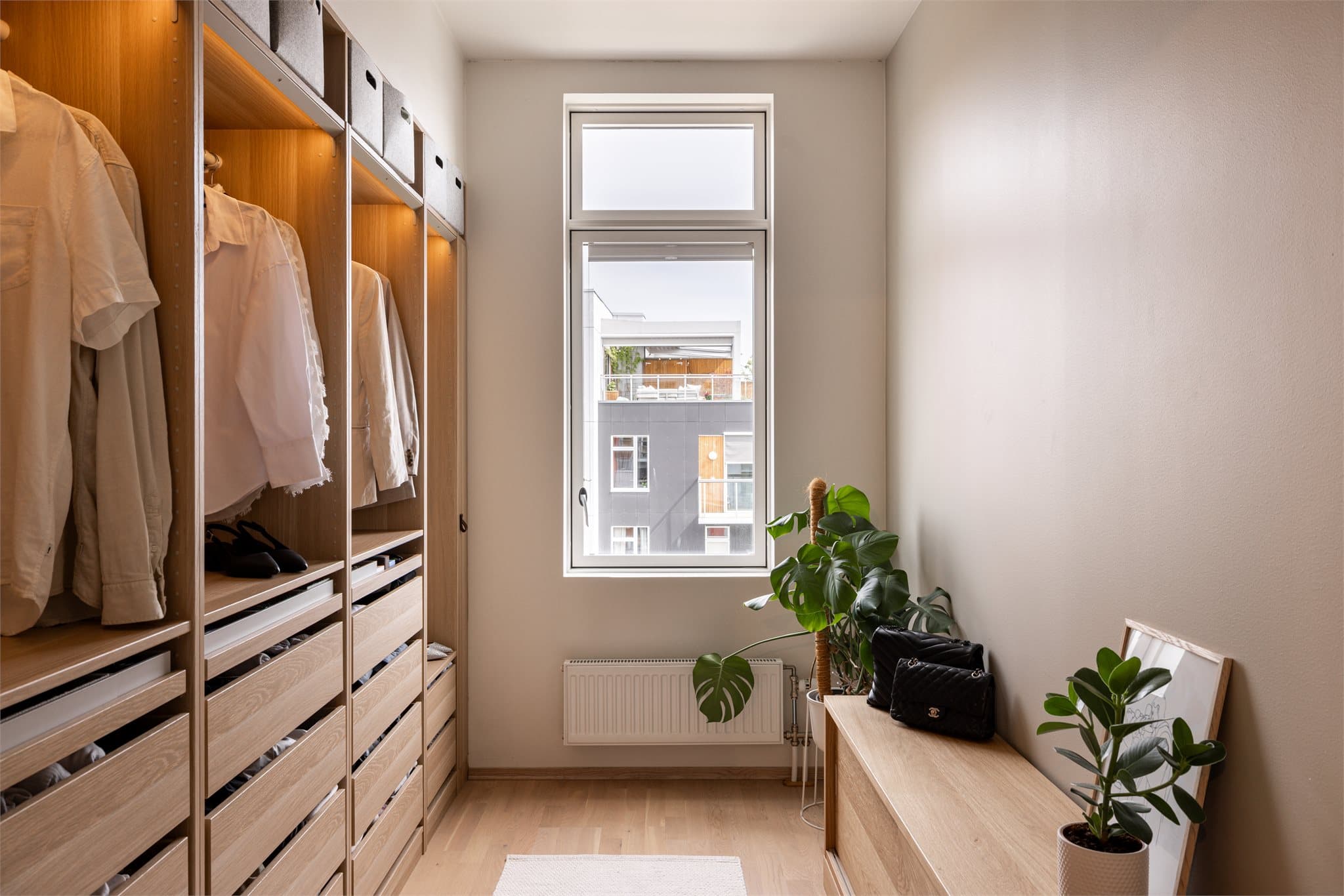 Det ene soverommet brukes som garderobeløsning.