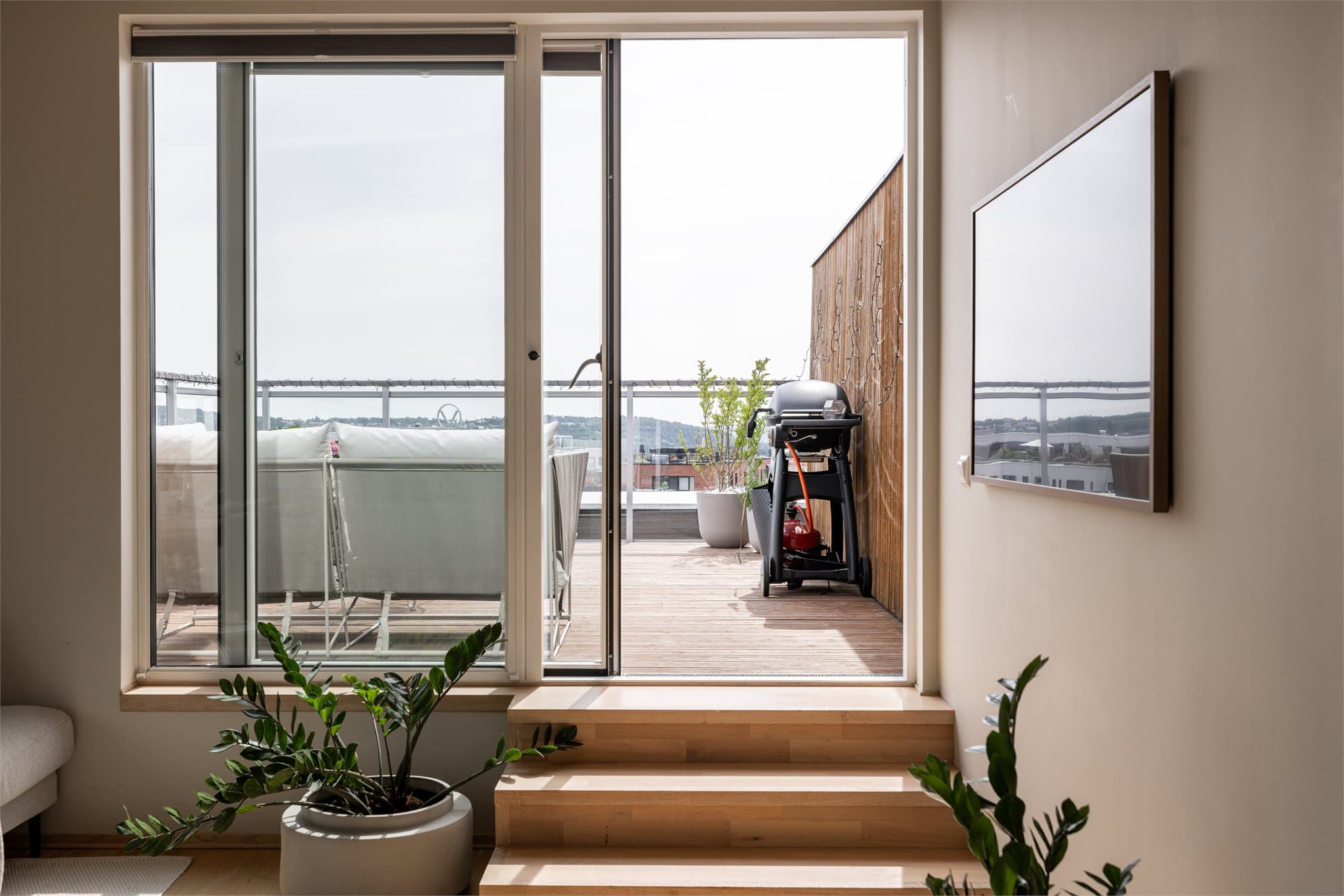 Godt med lysinnslipp fra vindusflatene inn til stuen.