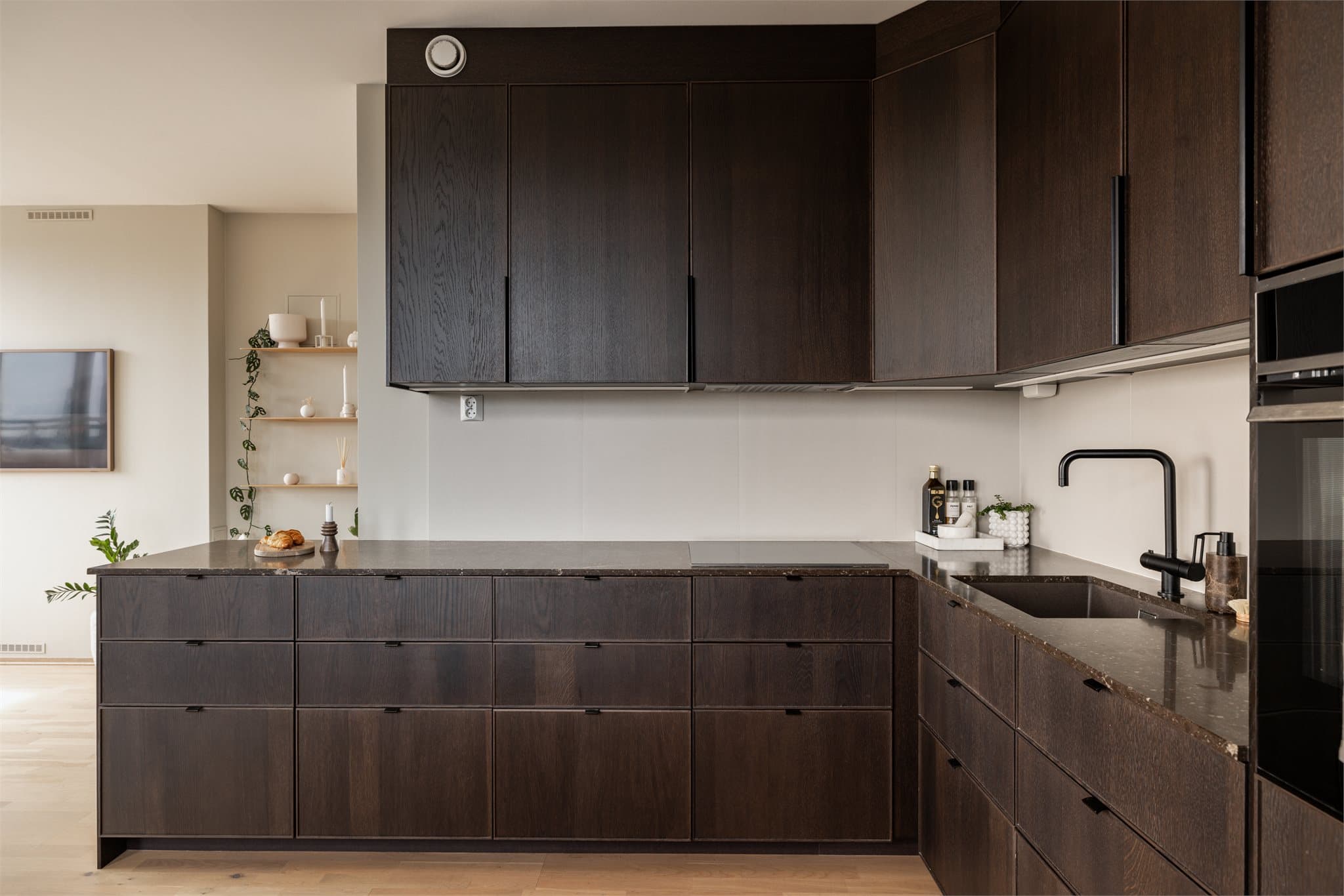 Integrerte hvitevarer og godt med skap- og benkeplass.