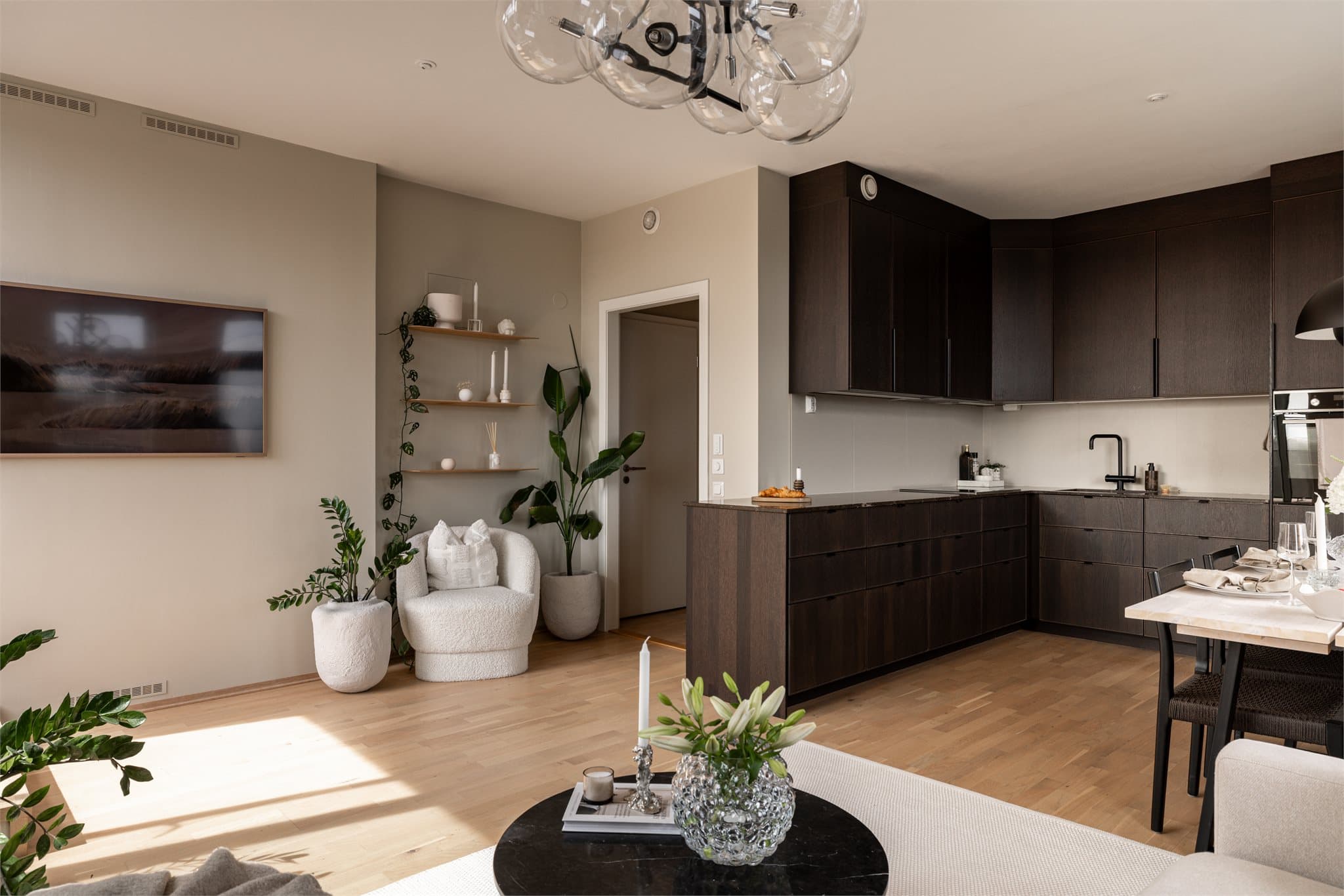 Leiligheten har balansert ventilasjon og fjernvarme som sørger for jevn og energibesparende oppvarming.