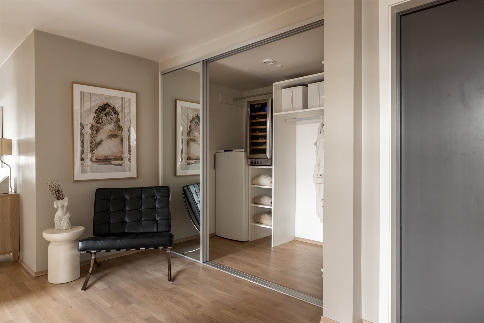 Innvendig bod på ca. 3,5 kvm bak stort skyvedør-speil.