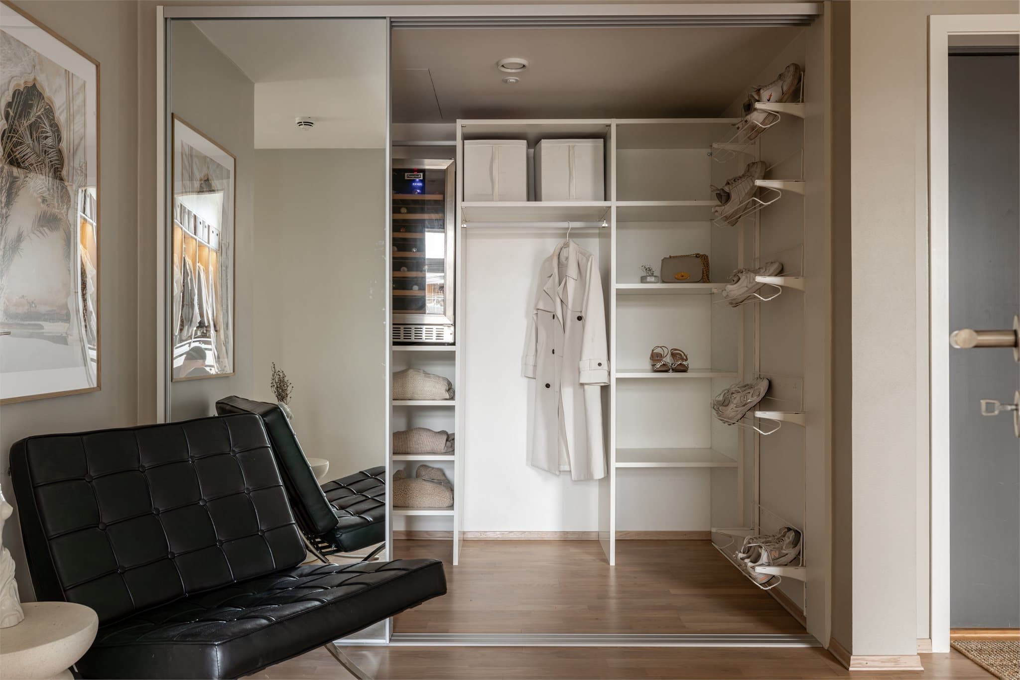 Praktisk rom for oppbevaring.