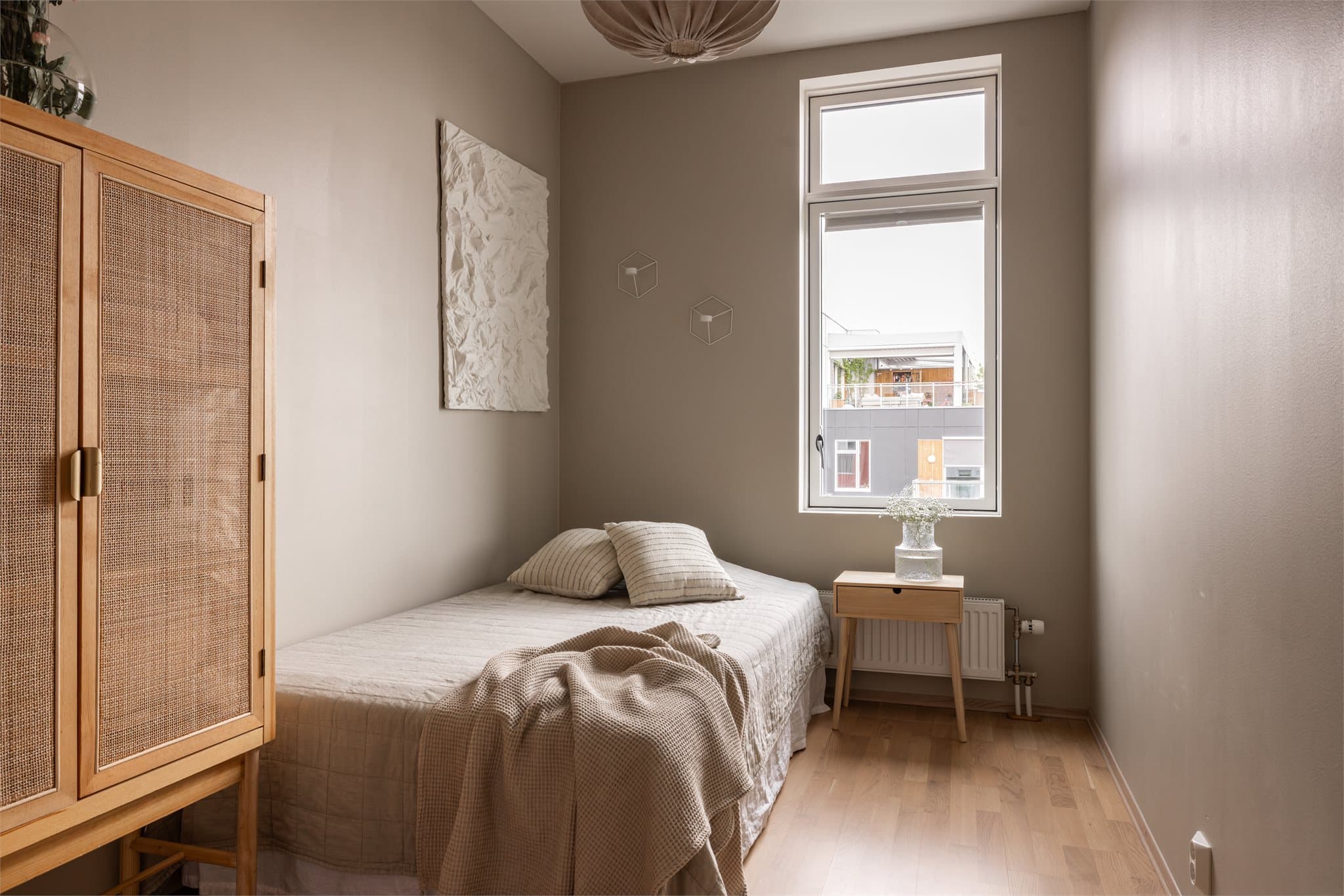 Soverommene har god takhøyde og oppleves luftig og romslig.