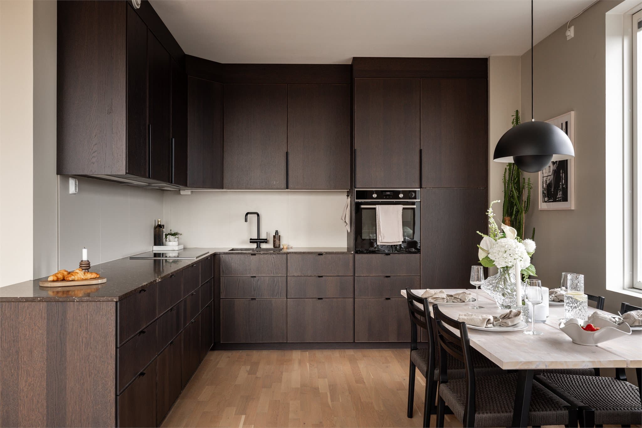 Lekkert kjøkken med glatte fronter med omramming.