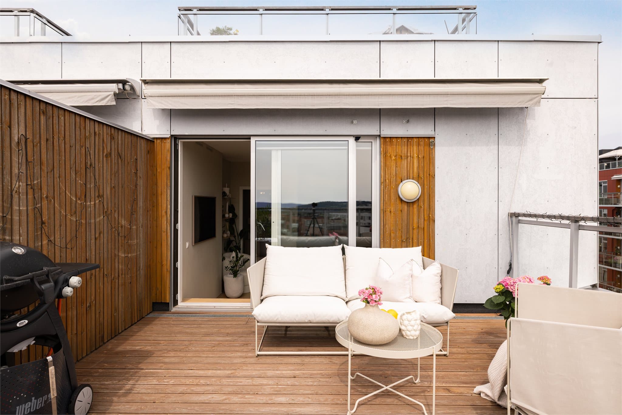 Stor skyvedør skiller takterrassen og stuen.