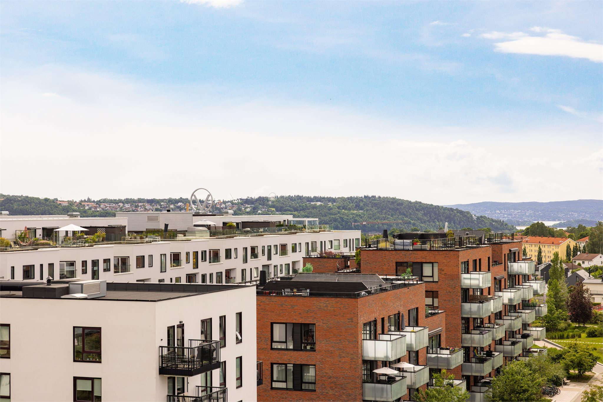 Her får du grønne parker, gode spisesteder og et bredt servicetilbud – alt innen rekkevidde. Velkommen til et nabolag du virkelig vil trives i!