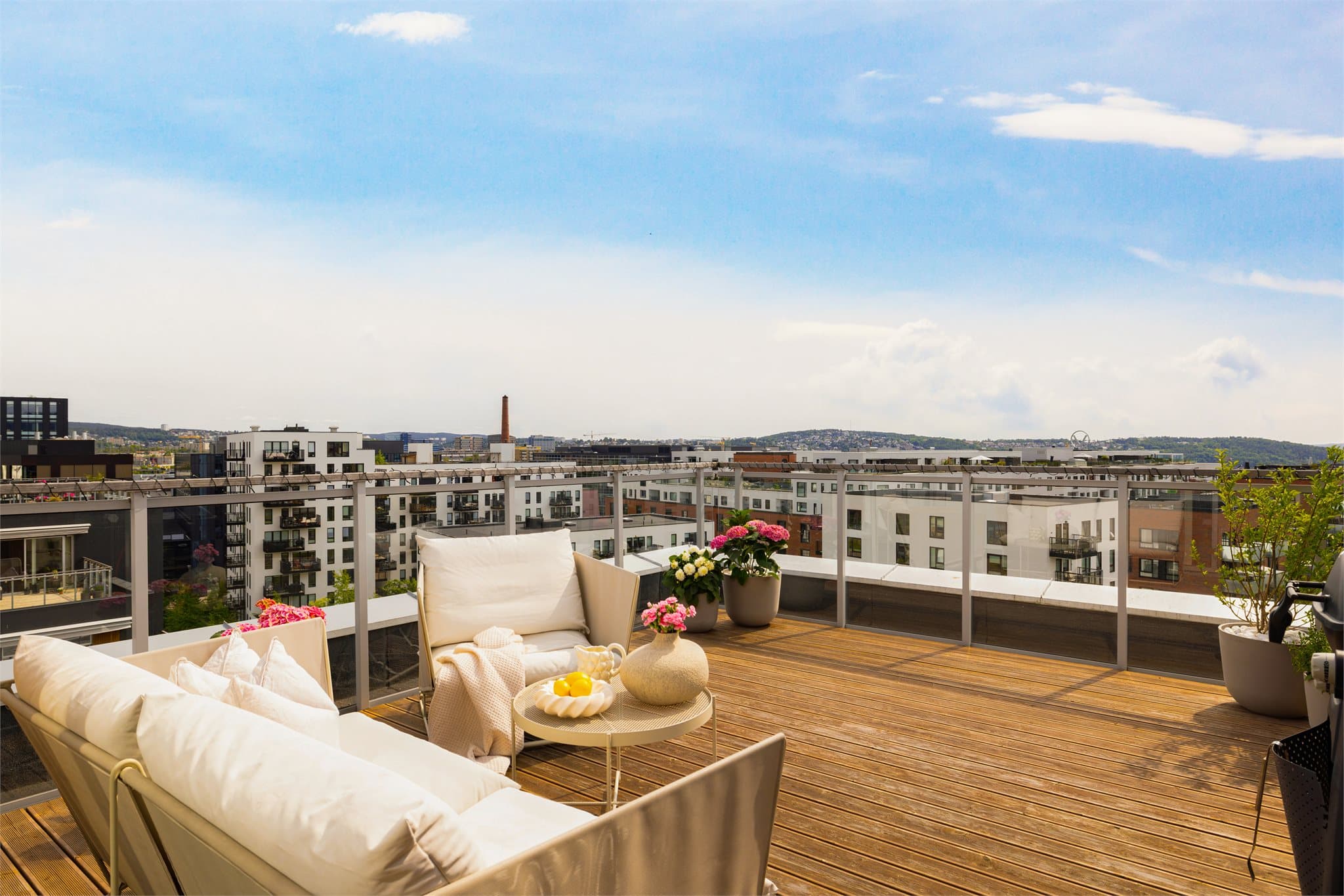 Takterrassen er på hele 22 kvm og gir svært gode muligheter til å møblere etter ønske og behov.