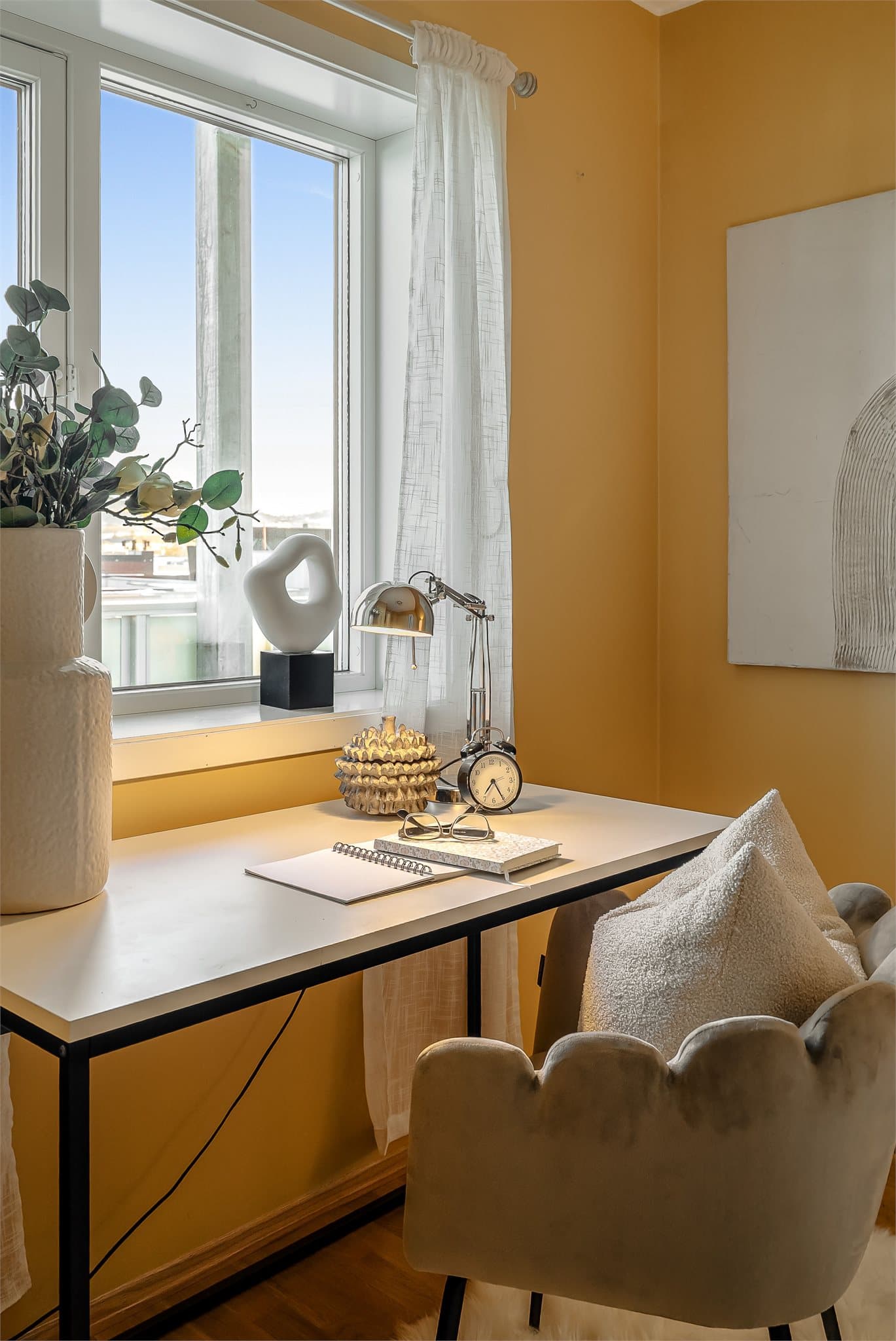 Godt dagslys gjør rommet like egnet til arbeid som til avslapning.