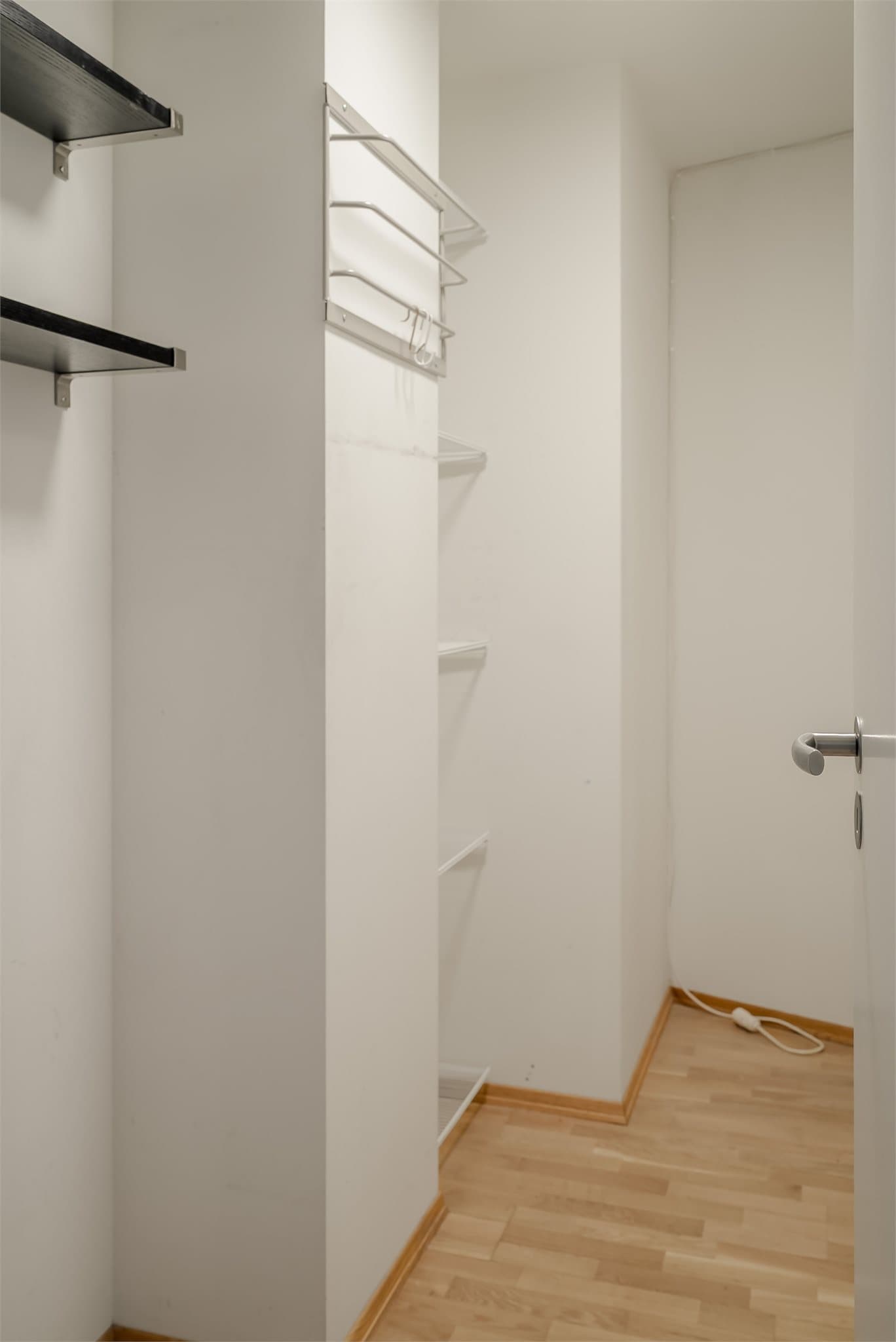 Innvendig bod på ca. 3 kvm som gir god lagringsplass i hverdagen.