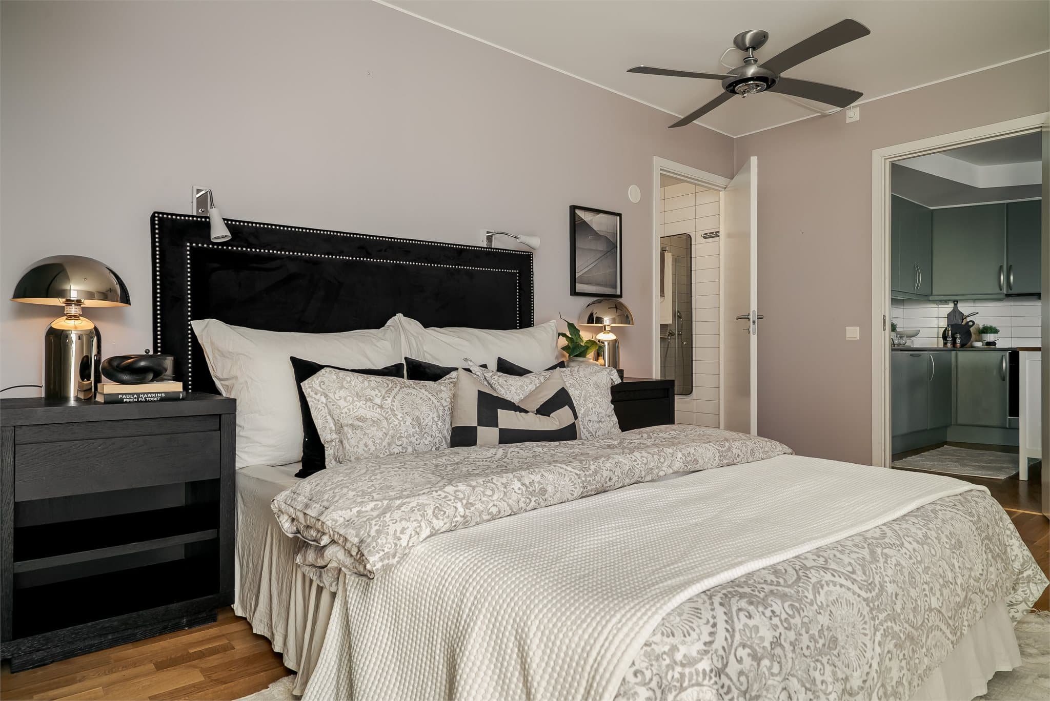 Hovedsoverommet er på 15 kvm med god plass til stor dobbeltseng og inngang til privat baderom.