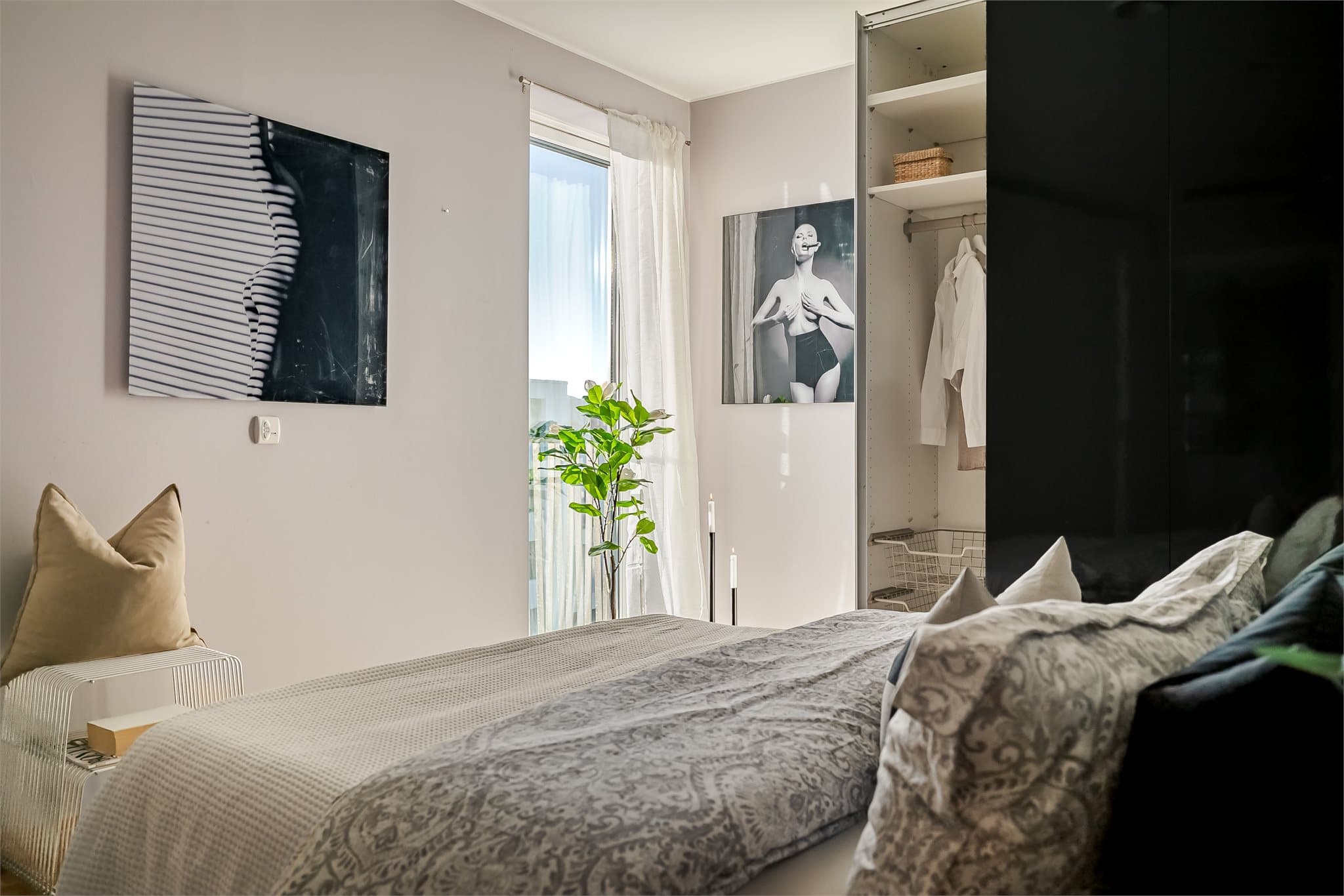 Stort, langstrakt vindu gir rikelig med dagslys og en behagelig romfølelse.