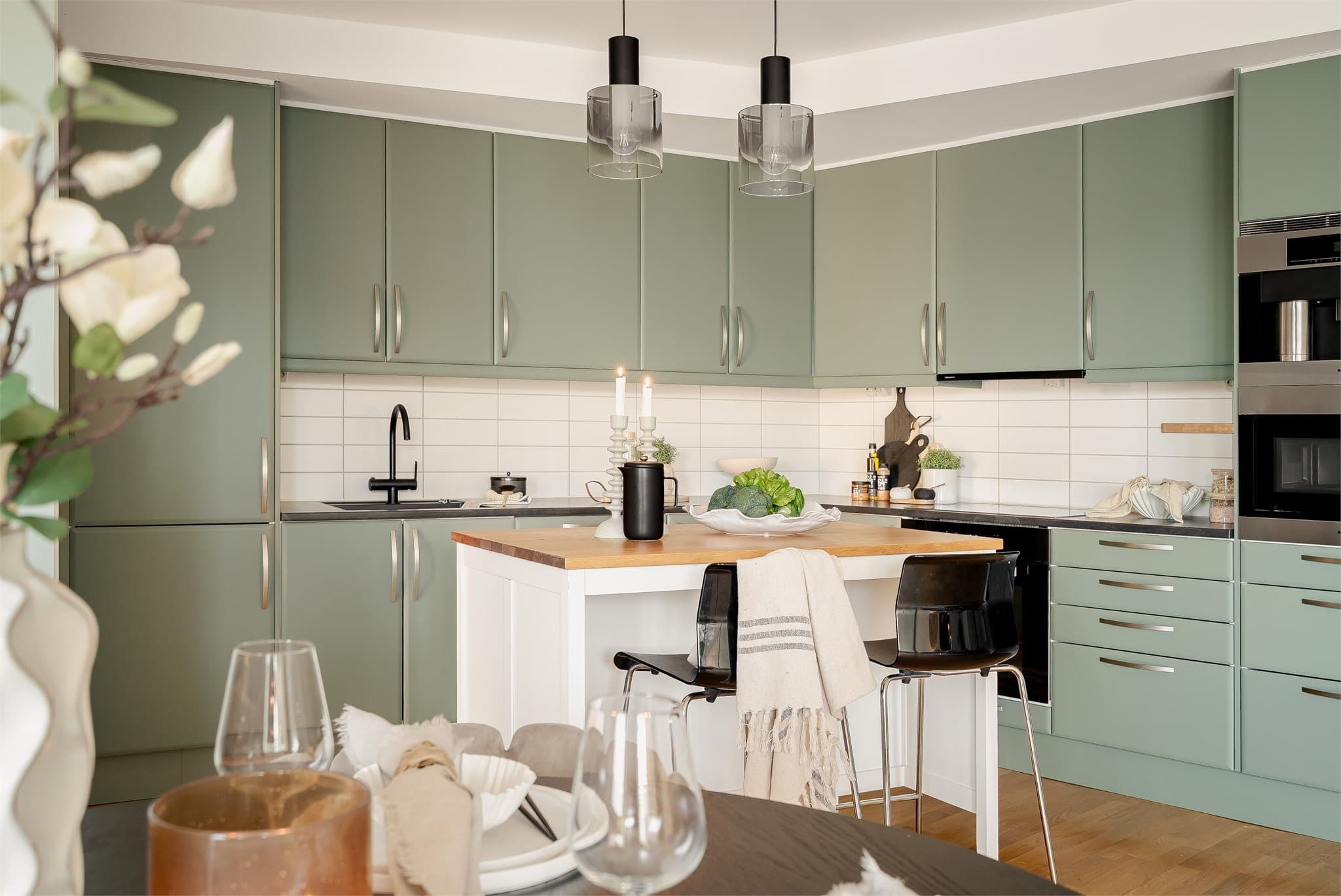 Gjennomført kjøkken med integrerte hvitevarer fra Miele, inkludert kaffemaskin.