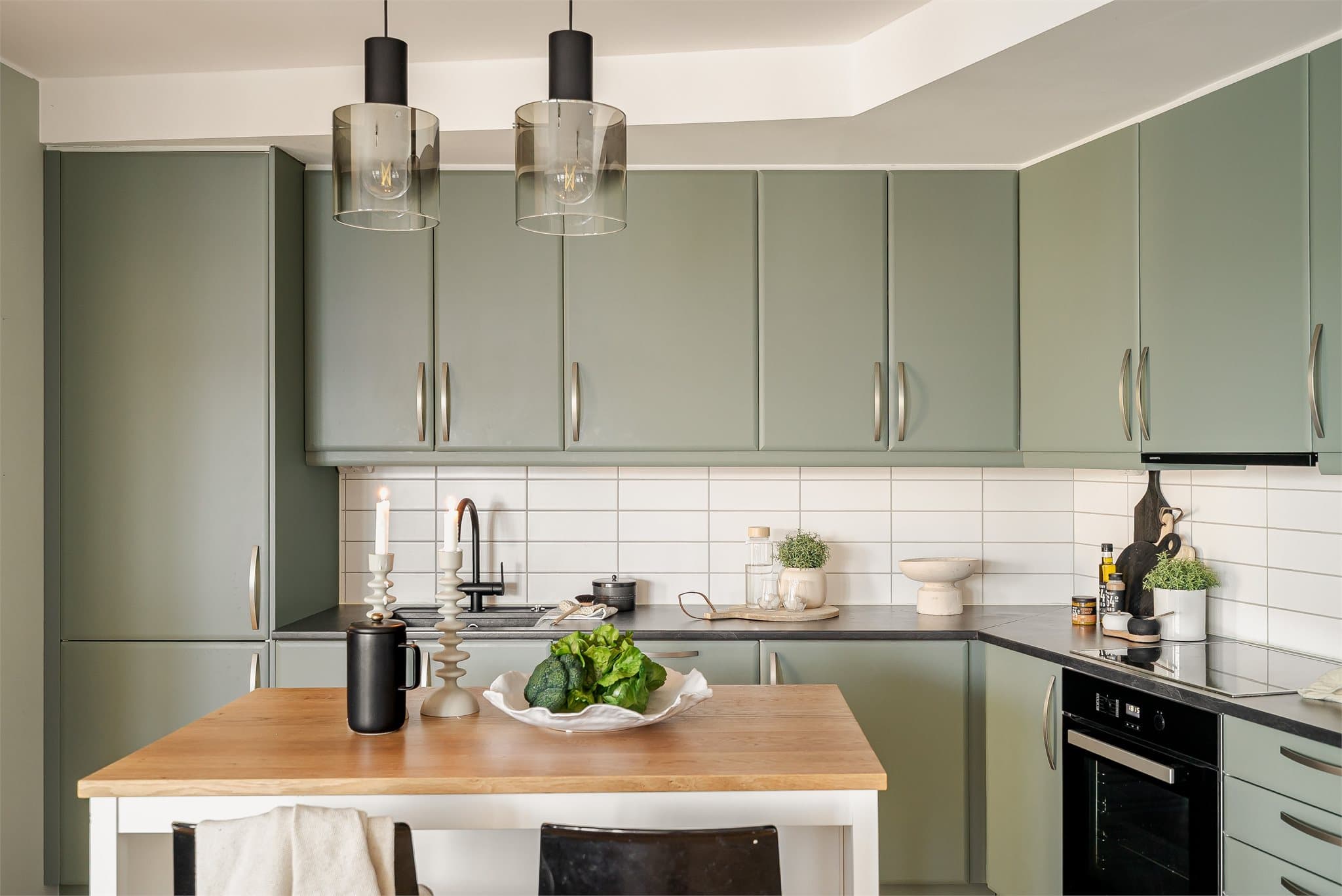 Kjøkkenøy som gir ekstra arbeidsplass og en naturlig samlingsplass i hverdagen.