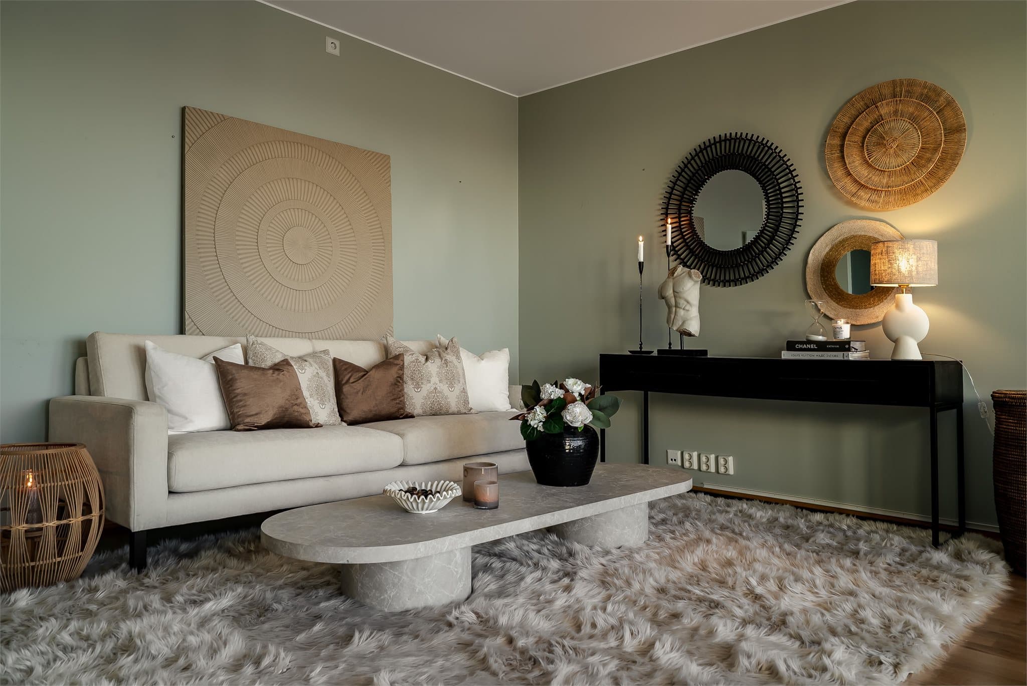 Stuen har god plass til både sofagruppe og øvrig møblement.